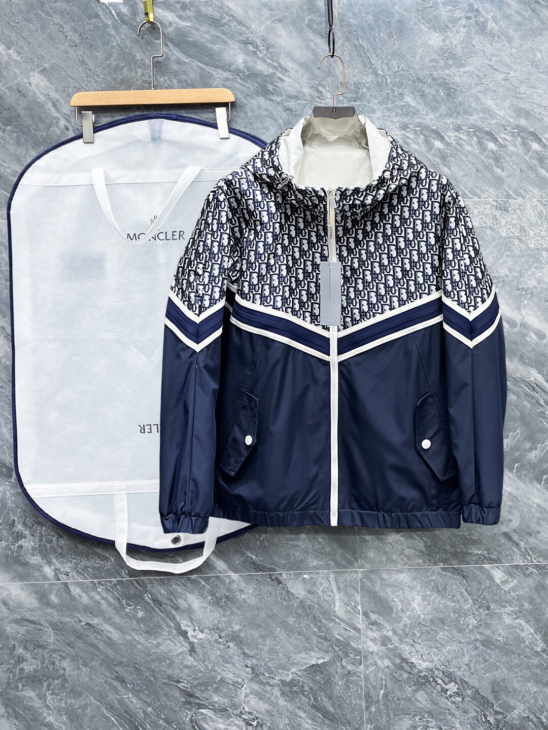 NO:528310,Dior 2025 Spring New Jacket Jacket, the new product on the show is perfect, comfortable and warm when worn on both sides, three-standard full color and attractive, and the very outstanding design easily advances the sense of fashion, the workmanship is extremely exquisite and rigorous, and the wiring is neat and meticulous!  A masterpiece of a big-name designer!  The upper body doesn't look bloated and super handsome!  Spot code M ~ XXXL,,dior,jackets & coats,jackets & coats,alexander wang19860909迪奥 2025开春新款夹克外套,秀场新品品相非常完美,双面穿舒适保暖,三标齐全色泽饱满诱人,非常出彩的设计,轻松将时髦感进阶,做工极为考究严谨,走线工整细致！大牌设计师巨作！上身不显臃肿、超级帅气！现货码数M ～ XXXL,,dior,jackets & coats,jackets & coats,alexander wang,Men's clothing