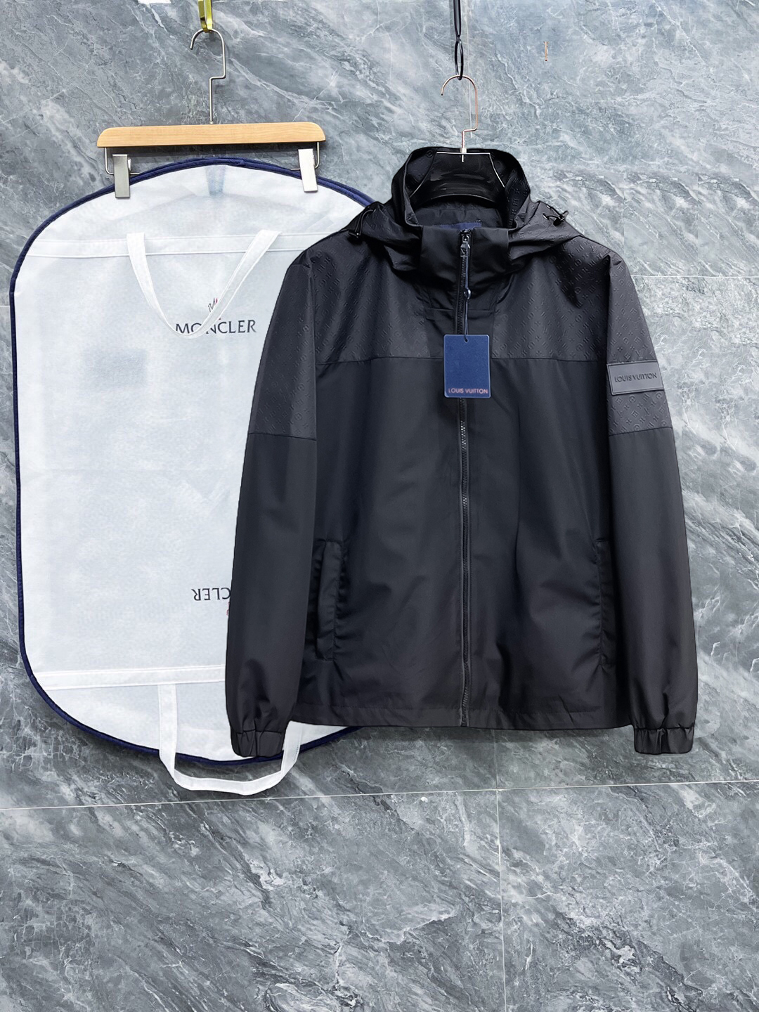 NO:528311,Lv 2025 Spring New Jacket Jacket, the new product on the show is perfect, comfortable and warm when worn on both sides, three-standard full color and attractive, and the very outstanding design easily advances the sense of fashion, the workmanship is extremely exquisite and rigorous, and the wiring is neat and meticulous!  A masterpiece of a big-name designer!  The upper body doesn't look bloated and super handsome!  Spot code M ~ XXXL,,louis vuitton,jackets & coats,jackets & coats,alexander wang19860909Lv 2025开春新款夹克外套,秀场新品品相非常完美,双面穿舒适保暖,三标齐全色泽饱满诱人,非常出彩的设计,轻松将时髦感进阶,做工极为考究严谨,走线工整细致！大牌设计师巨作！上身不显臃肿、超级帅气！现货码数M ～ XXXL,,louis vuitton,jackets & coats,jackets & coats,alexander wang,Men's clothing