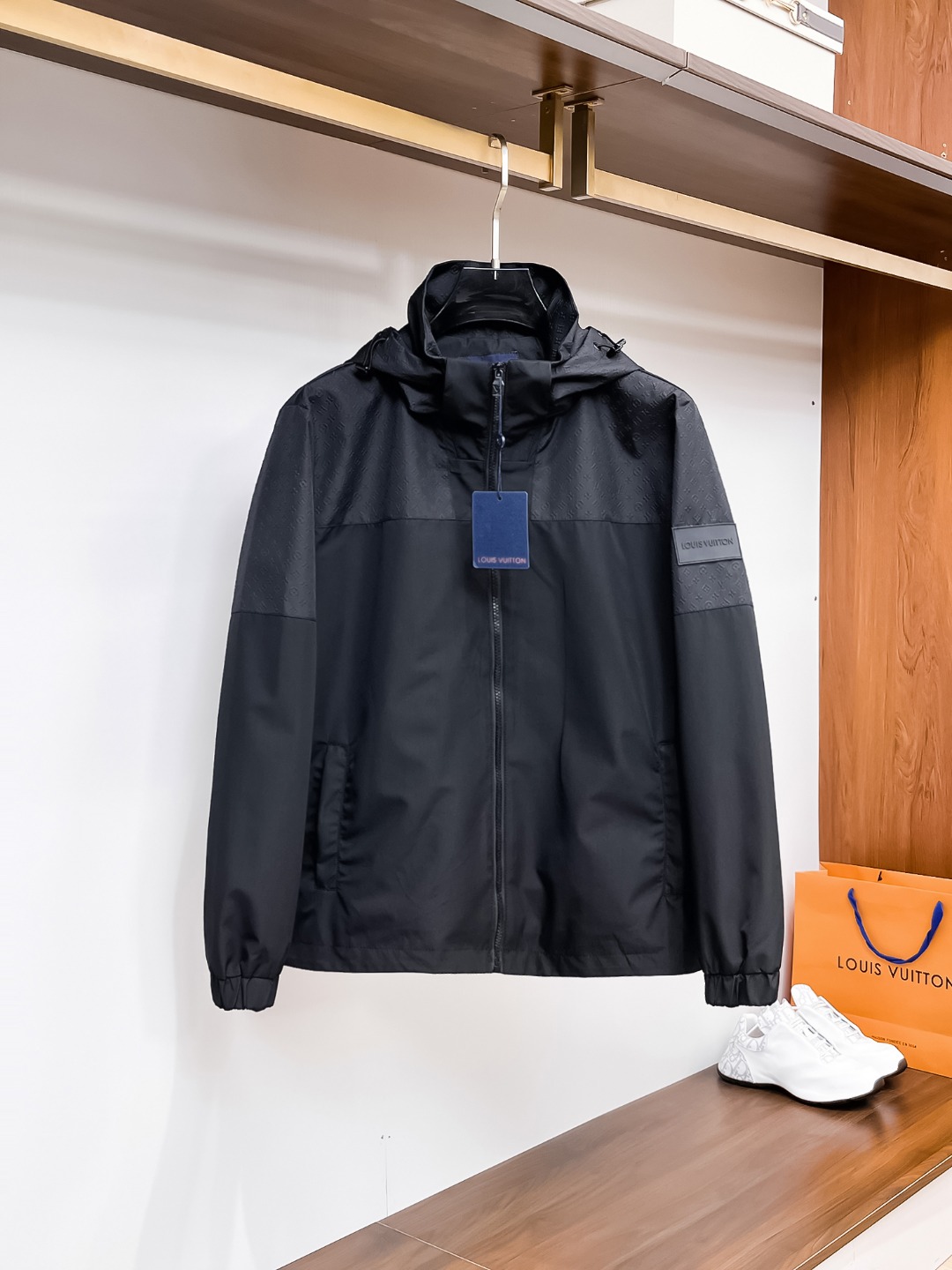 NO:612188,LV 2025 new autumn jacket, the new product on the show is in perfect condition, comfortable and warm to wear on both sides, complete with three labels, full and attractive color, very outstanding design, easily upgrades the fashion sense, extremely elegant and rigorous workmanship, neat and meticulous wiring!  A masterpiece from a famous designer!  The upper body does not look bloated and is super handsome!  Available sizes M ~ XXXL,,louis vuitton,jackets & coats,jackets & coats,alexander wang19860909Lv 2025秋季新款夹克外套,秀场新品品相非常完美,双面穿舒适保暖,三标齐全色泽饱满诱人,非常出彩的设计,轻松将时髦感进阶,做工极为考究严谨,走线工整细致！大牌设计师巨作！上身不显臃肿、超级帅气！现货码数M ～ XXXL,,louis vuitton,jackets & coats,jackets & coats,alexander wang,Men's clothing