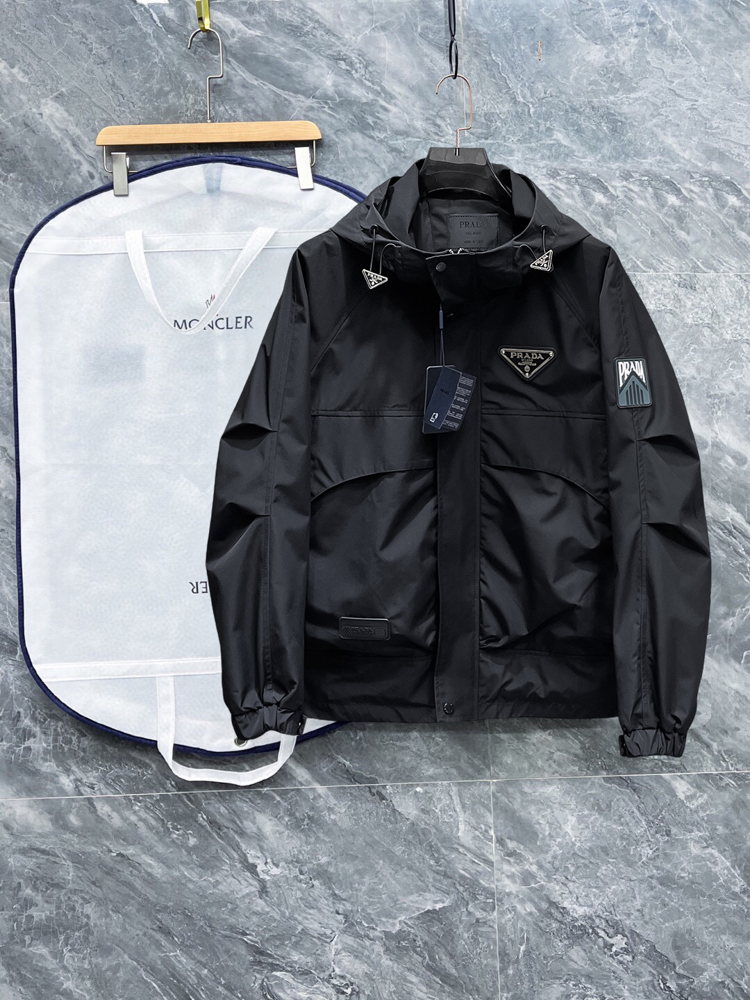 NO:528312,Prada's new spring jacket 2025, the new product on the show is perfect, comfortable and warm when worn on both sides, three-standard full color and attractive, and the very outstanding design easily advances the sense of fashion, the workmanship is extremely exquisite and rigorous, and the wiring is neat and meticulous!  A masterpiece of a big-name designer!  The upper body doesn't look bloated and super handsome!  Spot code M ~ XXXL,,prada,jackets & coats,jackets & coats,alexander wang19860909普拉达 2025开春新款夹克外套,秀场新品品相非常完美,双面穿舒适保暖,三标齐全色泽饱满诱人,非常出彩的设计,轻松将时髦感进阶,做工极为考究严谨,走线工整细致！大牌设计师巨作！上身不显臃肿、超级帅气！现货码数M ～ XXXL,,prada,jackets & coats,jackets & coats,alexander wang,Men's clothing