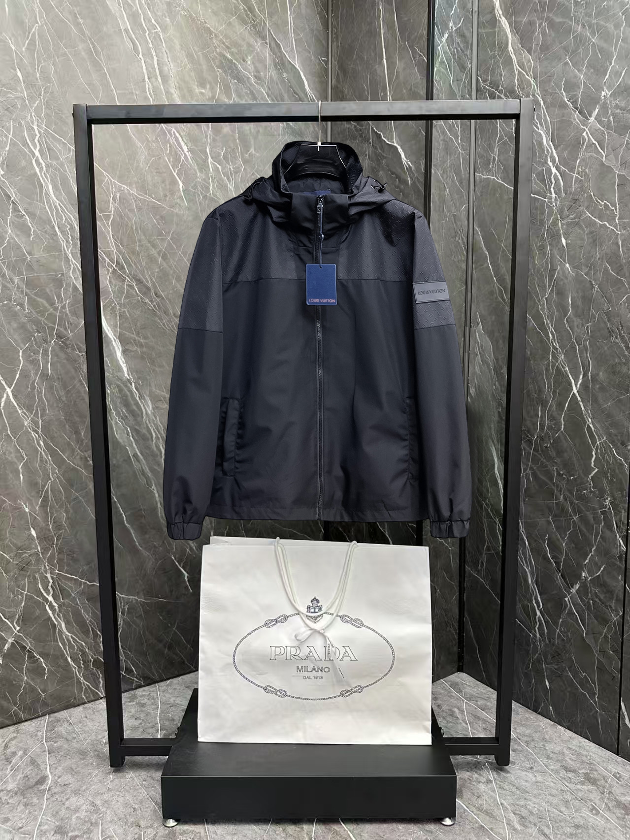 NO:600310,LV 2025 autumn new jacket, the new product on the show is in perfect condition, comfortable and warm, complete with three labels, full and attractive color, very outstanding design, easily upgrades the fashion sense, extremely sophisticated workmanship, neat and meticulous wiring!  A masterpiece from a famous designer!  The upper body does not look bloated and is super handsome!  Available sizes M ~ XXXL,,louis vuitton,jackets & coats,jackets & coats,alexander wang19860909Lv 2025秋季新款夹克外套,秀场新品品相非常完美,舒适保暖,三标齐全色泽饱满诱人,非常出彩的设计,轻松将时髦感进阶,做工极为考究严谨,走线工整细致！大牌设计师巨作！上身不显臃肿、超级帅气！现货码数M ～ XXXL,,louis vuitton,jackets & coats,jackets & coats,alexander wang,Men's clothing