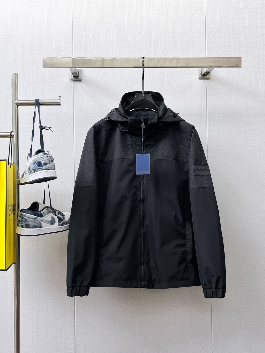 NO:566393,LV 2025 autumn new jacket, the new product on the show is in perfect condition, comfortable and warm, complete with three labels, full and attractive color, very outstanding design, easily upgrades the fashion sense, extremely sophisticated workmanship, neat and meticulous wiring!  A masterpiece from a famous designer!  The upper body does not look bloated and is super handsome!  Available sizes M ~ XXXL,,louis vuitton,jackets & coats,jackets & coats,alexander wang19860909Lv 2025秋季新款夹克外套,秀场新品品相非常完美,舒适保暖,三标齐全色泽饱满诱人,非常出彩的设计,轻松将时髦感进阶,做工极为考究严谨,走线工整细致！大牌设计师巨作！上身不显臃肿、超级帅气！现货码数M ～ XXXL,,louis vuitton,jackets & coats,jackets & coats,alexander wang,Men's clothing