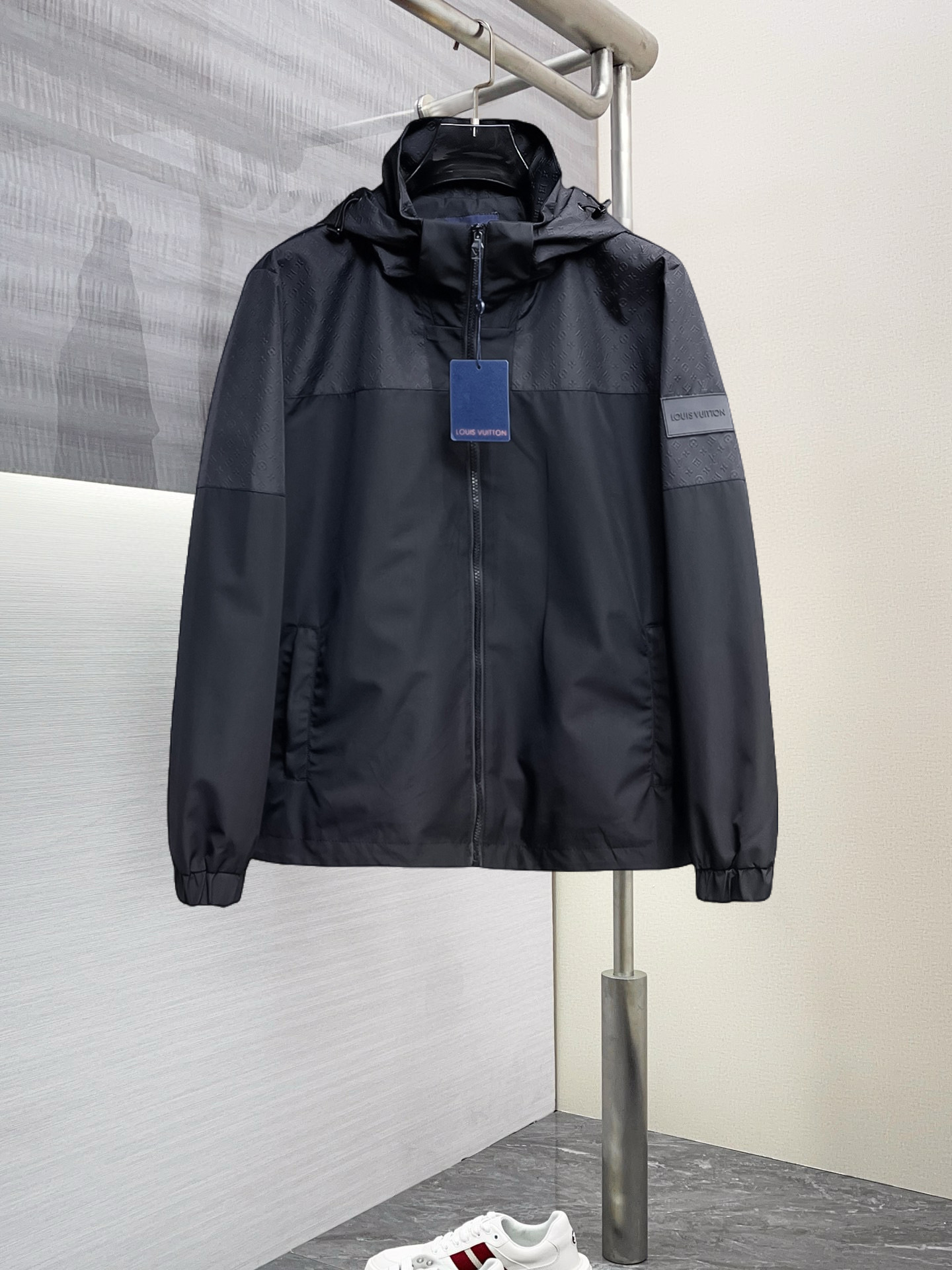 NO:531555,Lv 2025 spring new jacket jacket, the new product on the show is perfect, comfortable and warm, the three standards are complete in color and full and attractive, and the very outstanding design easily advances the sense of fashion, the workmanship is extremely exquisite and rigorous, and the wiring is neat and meticulous!  A masterpiece of a big-name designer!  The upper body doesn't look bloated and super handsome!  Spot code M ~ XXXL,,louis vuitton,jackets & coats,jackets & coats,alexander wang19860909Lv 2025春季新款夹克外套,秀场新品品相非常完美,舒适保暖,三标齐全色泽饱满诱人,非常出彩的设计,轻松将时髦感进阶,做工极为考究严谨,走线工整细致！大牌设计师巨作！上身不显臃肿、超级帅气！现货码数M ～ XXXL,,louis vuitton,jackets & coats,jackets & coats,alexander wang,Men's clothing