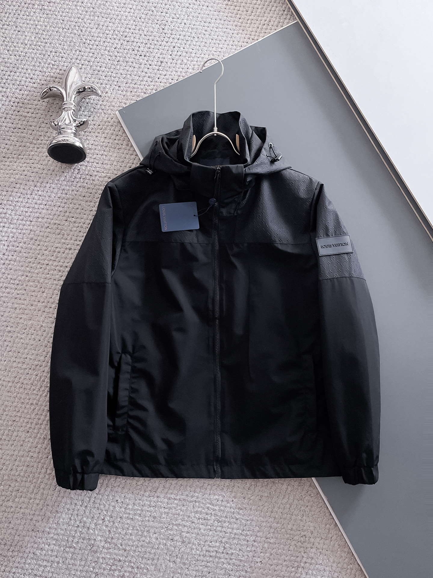 NO:571575,LV 2025 new autumn jacket, the new product on the show is in perfect condition, comfortable and warm to wear on both sides, complete with three labels, full and attractive color, very outstanding design, easily upgrades the fashion sense, extremely elegant and rigorous workmanship, neat and meticulous wiring!  A masterpiece from a famous designer!  The upper body does not look bloated and is super handsome!  Available sizes M ~ XXXL,,louis vuitton,jackets & coats,jackets & coats,alexander wang19860909Lv 2025秋季新款夹克外套,秀场新品品相非常完美,双面穿舒适保暖,三标齐全色泽饱满诱人,非常出彩的设计,轻松将时髦感进阶,做工极为考究严谨,走线工整细致！大牌设计师巨作！上身不显臃肿、超级帅气！现货码数M ～ XXXL,,louis vuitton,jackets & coats,jackets & coats,alexander wang,Men's clothing