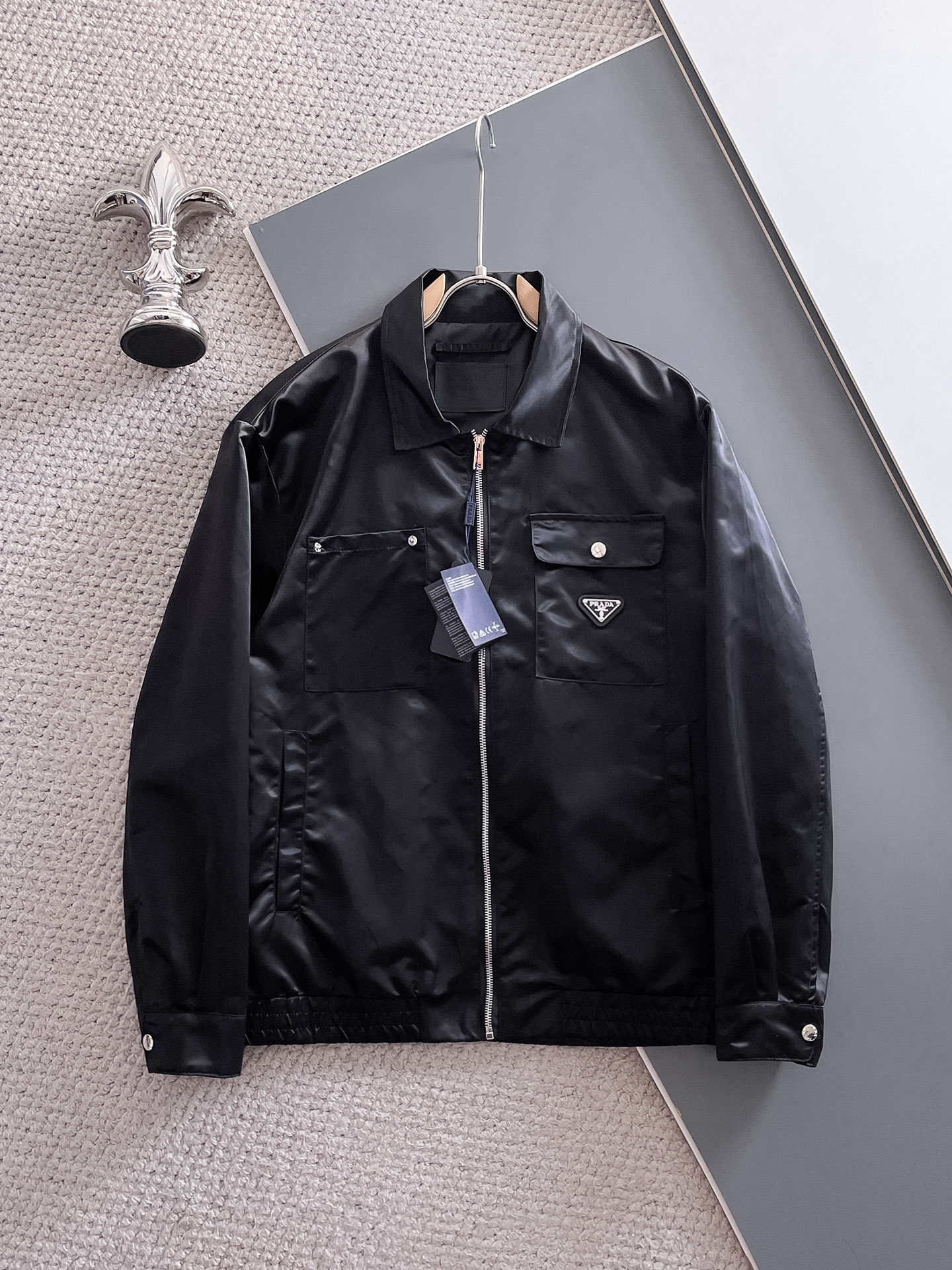 NO:571578,Prada's 2025 new autumn jacket, the new product on the show is in perfect condition, comfortable and warm to wear on both sides, complete with three labels, full and attractive color, very outstanding design, easily enhances the fashion sense, extremely elegant and rigorous workmanship, neat and meticulous wiring!  A masterpiece from a famous designer!  The upper body does not look bloated and is super handsome!  Available sizes M ~ XXXL,,prada,jackets & coats,jackets & coats,alexander wang19860909普拉达 2025秋季新款夹克外套,秀场新品品相非常完美,双面穿舒适保暖,三标齐全色泽饱满诱人,非常出彩的设计,轻松将时髦感进阶,做工极为考究严谨,走线工整细致！大牌设计师巨作！上身不显臃肿、超级帅气！现货码数M ～ XXXL,,prada,jackets & coats,jackets & coats,alexander wang,Men's clothing