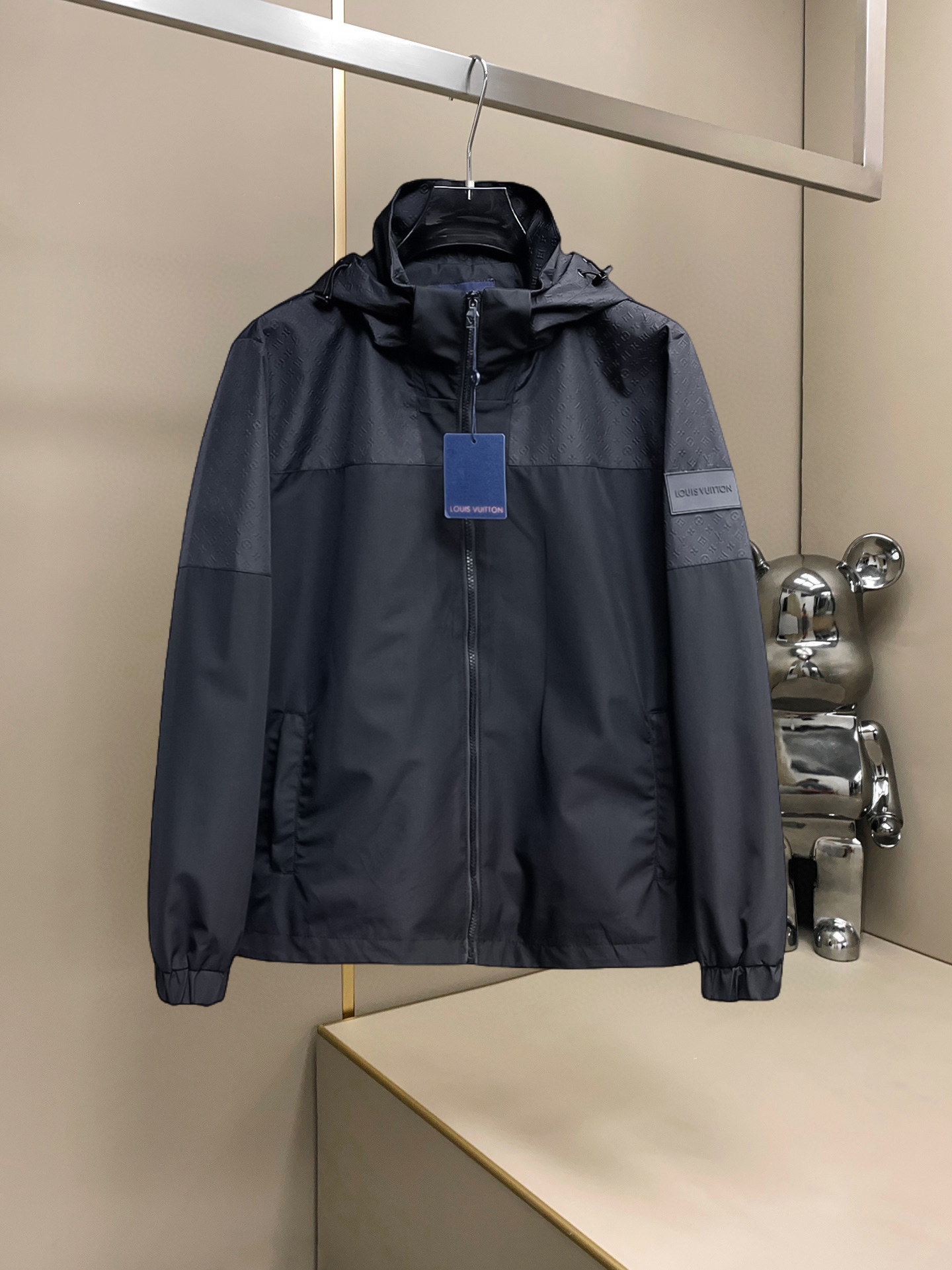 NO:607565,LV 2025 autumn new jacket, the new product on the show is in perfect condition, comfortable and warm, complete with three labels, full and attractive color, very outstanding design, easily upgrades the fashion sense, extremely sophisticated workmanship, neat and meticulous wiring!  A masterpiece from a famous designer!  The upper body does not look bloated and is super handsome!  Available sizes M ~ XXXL,,louis vuitton,jackets & coats,jackets & coats,alexander wang19860909Lv 2025秋季新款夹克外套,秀场新品品相非常完美,舒适保暖,三标齐全色泽饱满诱人,非常出彩的设计,轻松将时髦感进阶,做工极为考究严谨,走线工整细致！大牌设计师巨作！上身不显臃肿、超级帅气！现货码数M ～ XXXL,,louis vuitton,jackets & coats,jackets & coats,alexander wang,Men's clothing