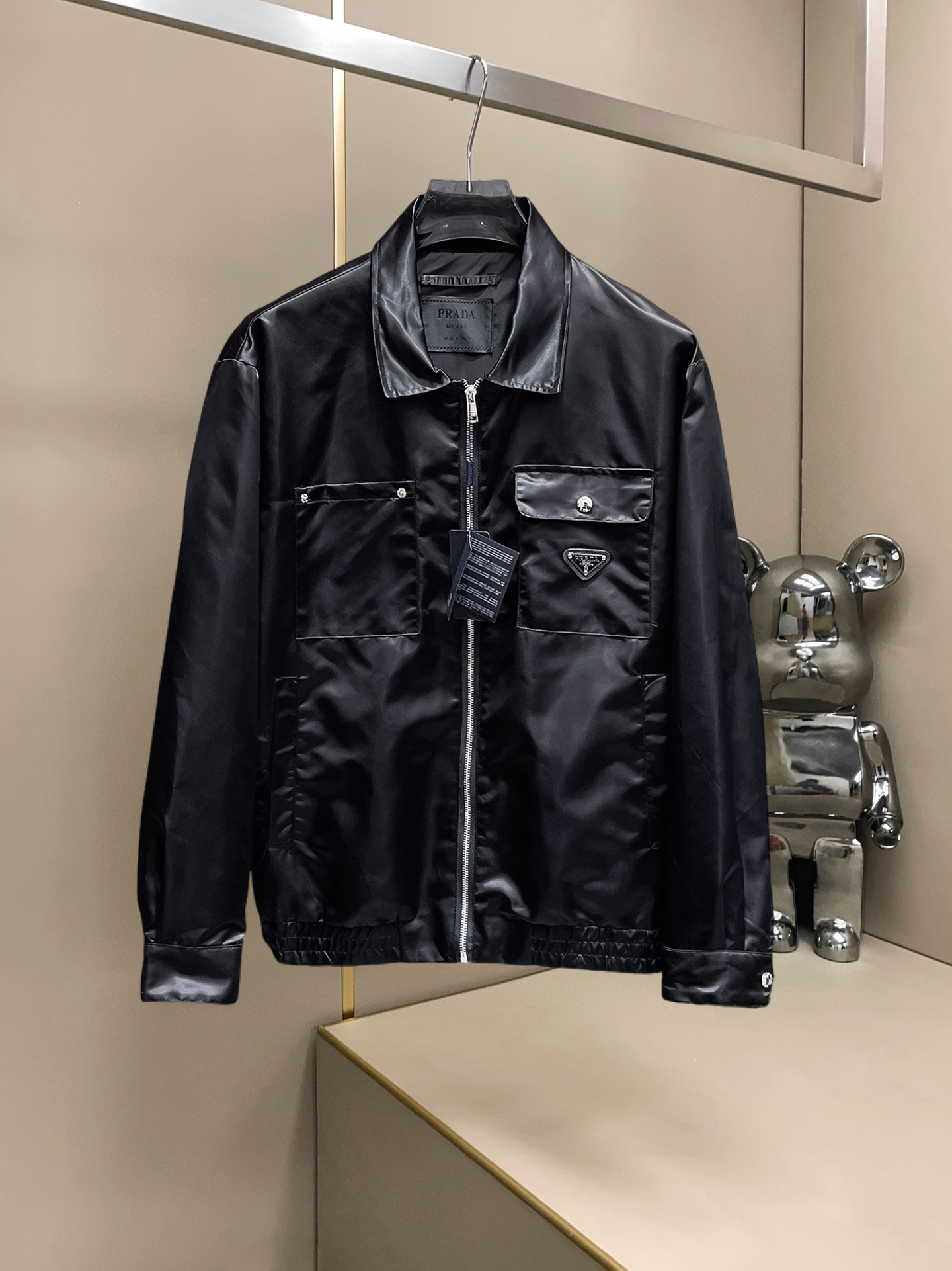 NO:607569,Prada's 2025 new autumn jacket, the new product on the show is in perfect condition, comfortable and warm to wear on both sides, complete with three labels, full and attractive color, very outstanding design, easily enhances the fashion sense, extremely elegant and rigorous workmanship, neat and meticulous wiring!  A masterpiece from a famous designer!  The upper body does not look bloated and is super handsome!  Available sizes M ~ XXXL,,prada,jackets & coats,jackets & coats,alexander wang19860909普拉达 2025秋季新款夹克外套,秀场新品品相非常完美,双面穿舒适保暖,三标齐全色泽饱满诱人,非常出彩的设计,轻松将时髦感进阶,做工极为考究严谨,走线工整细致！大牌设计师巨作！上身不显臃肿、超级帅气！现货码数M ～ XXXL,,prada,jackets & coats,jackets & coats,alexander wang,Men's clothing