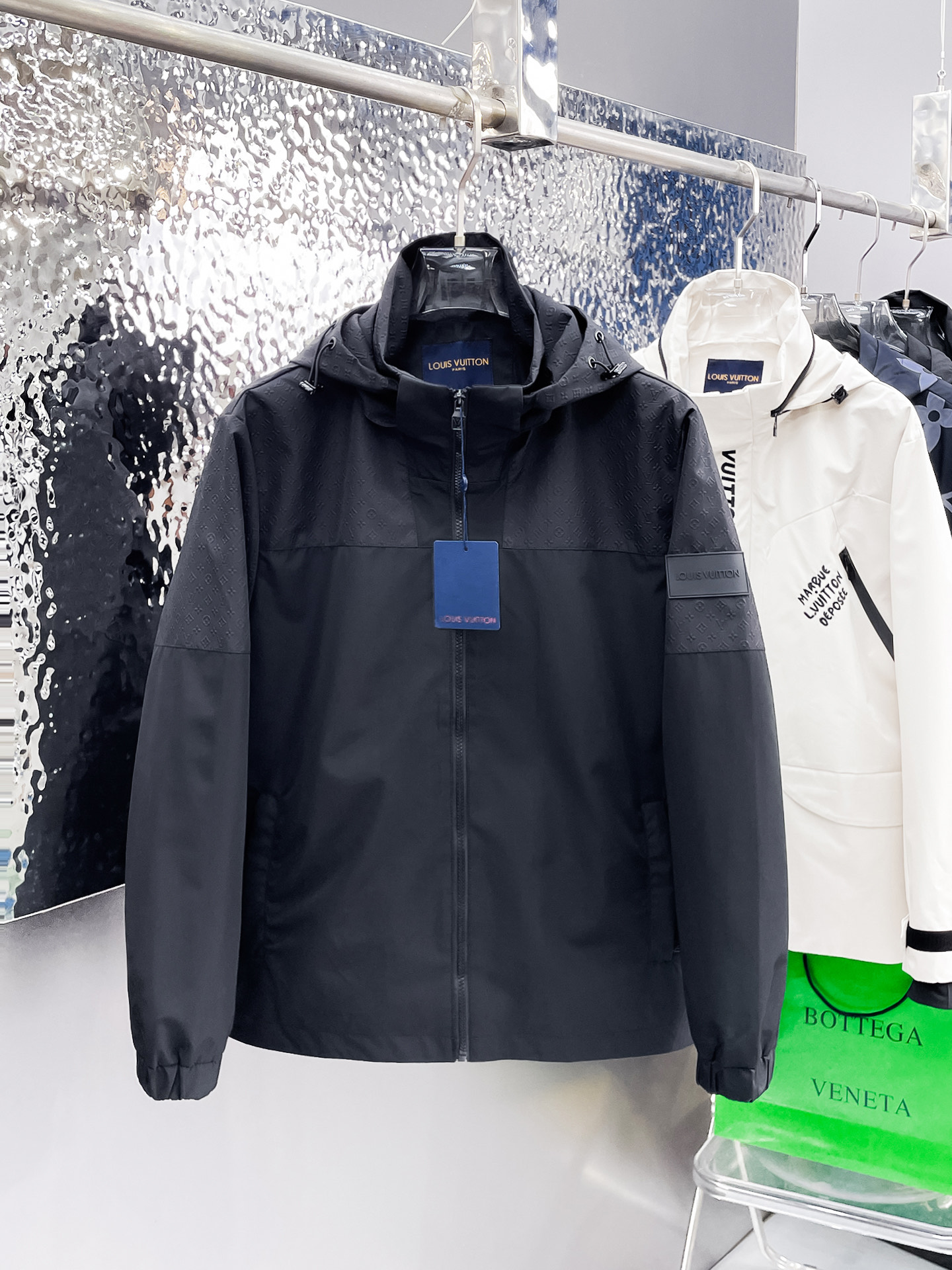 NO:537186,Lv 2025 autumn new jacket jacket, the new product on the show is perfect, comfortable and warm when worn on both sides, three-standard full color and attractive, and the very outstanding design easily advances the sense of fashion, the workmanship is extremely exquisite and rigorous, and the wiring is neat and meticulous!  A masterpiece of a big-name designer!  The upper body doesn't look bloated and super handsome!  Spot code M ~ XXXL,,louis vuitton,jackets & coats,jackets & coats,alexander wang19860909Lv 2025秋季新款夹克外套,秀场新品品相非常完美,双面穿舒适保暖,三标齐全色泽饱满诱人,非常出彩的设计,轻松将时髦感进阶,做工极为考究严谨,走线工整细致！大牌设计师巨作！上身不显臃肿、超级帅气！现货码数M ～ XXXL,,louis vuitton,jackets & coats,jackets & coats,alexander wang,Men's clothing