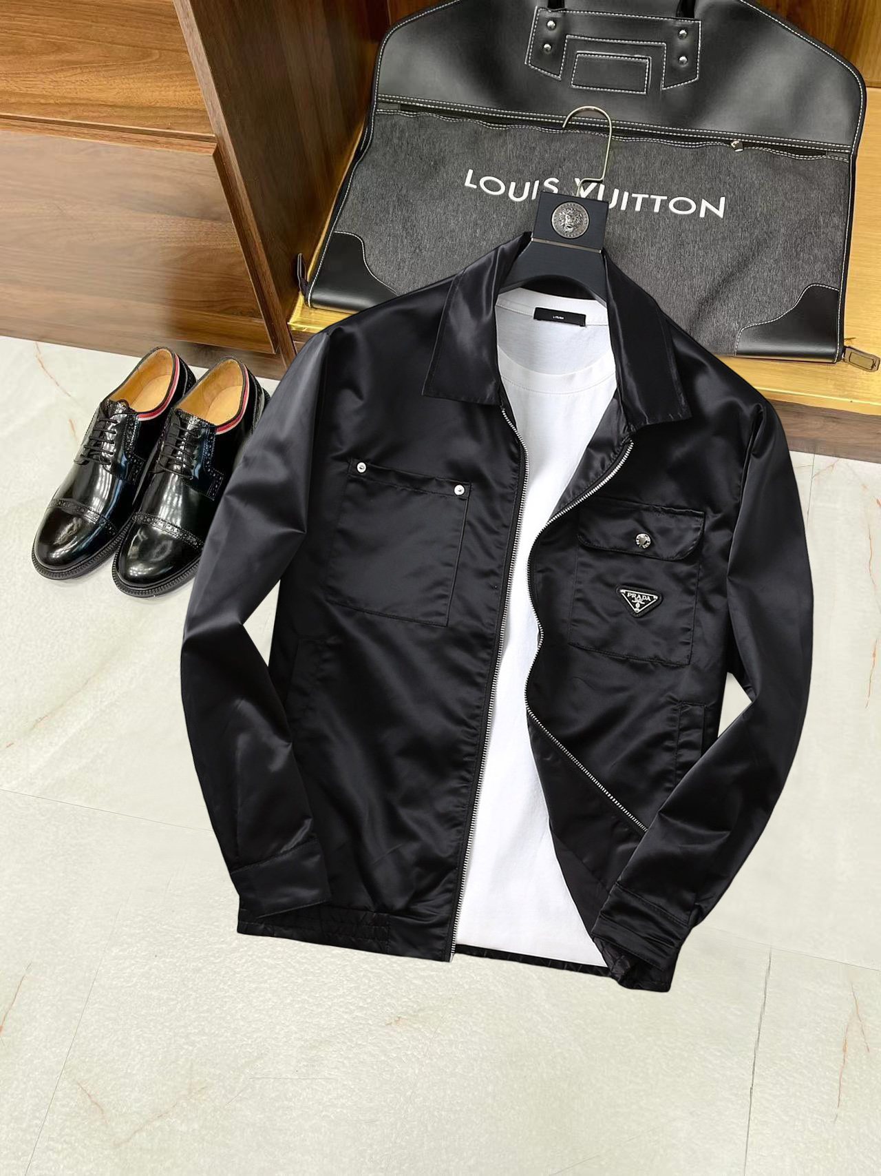 NO:538014,Prada 2025 autumn new jacket jacket, the new product on the show is perfect, comfortable and warm when worn on both sides, full and attractive colors, and a very outstanding design that easily advances the sense of fashion, extremely exquisite workmanship, neat and meticulous routes!  A masterpiece of a big-name designer!  The upper body doesn't look bloated and super handsome!  Spot code M ~ XXXL,,prada,jackets & coats,jackets & coats,alexander wang19860909普拉达 2025秋季新款夹克外套,秀场新品品相非常完美,双面穿舒适保暖,三标齐全色泽饱满诱人,非常出彩的设计,轻松将时髦感进阶,做工极为考究严谨,走线工整细致！大牌设计师巨作！上身不显臃肿、超级帅气！现货码数M ～ XXXL,,prada,jackets & coats,jackets & coats,alexander wang,Men's clothing