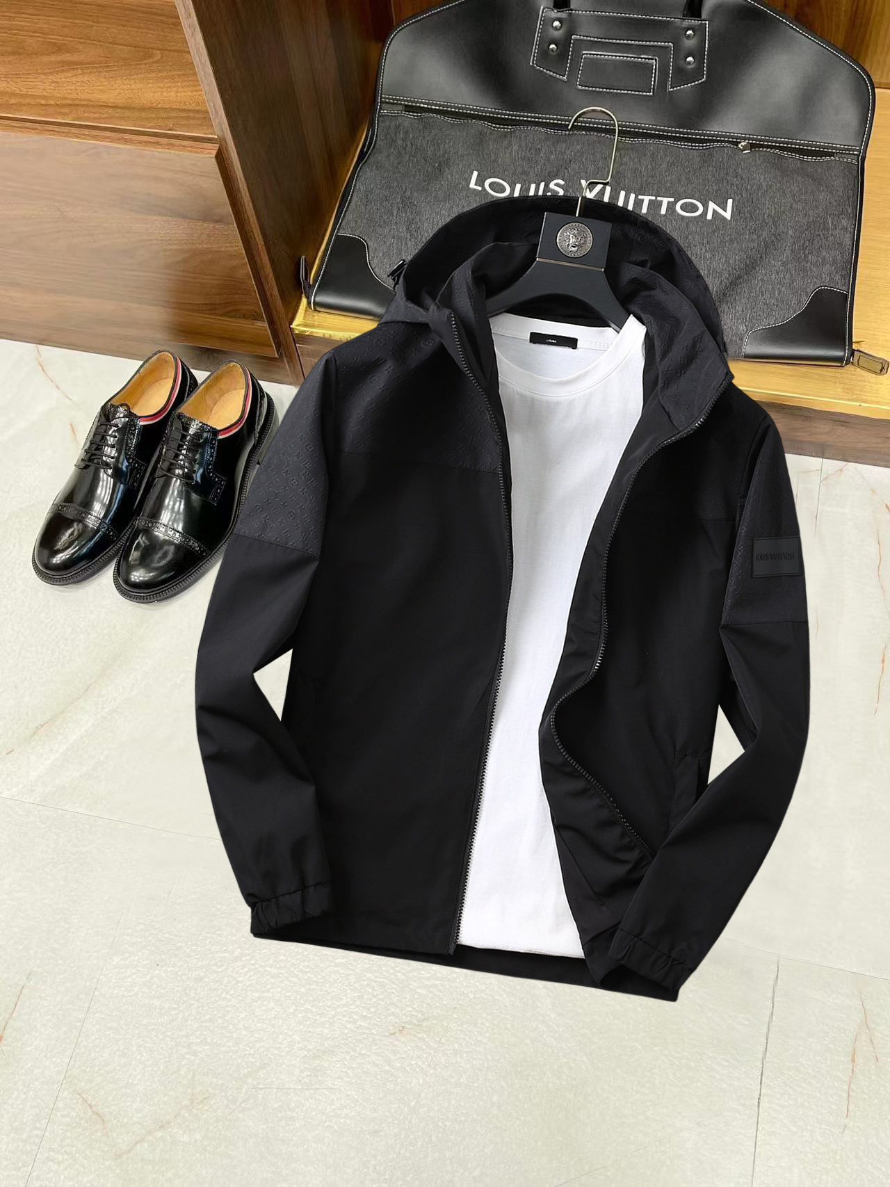 NO:538017,Lv 2025 autumn new jacket jacket, the new product on the show is perfect, comfortable and warm when worn on both sides, three-standard full color and attractive, and the very outstanding design easily advances the sense of fashion, the workmanship is extremely exquisite and rigorous, and the wiring is neat and meticulous!  A masterpiece of a big-name designer!  The upper body doesn't look bloated and super handsome!  Spot code M ~ XXXL,,louis vuitton,jackets & coats,jackets & coats,alexander wang19860909Lv 2025秋季新款夹克外套,秀场新品品相非常完美,双面穿舒适保暖,三标齐全色泽饱满诱人,非常出彩的设计,轻松将时髦感进阶,做工极为考究严谨,走线工整细致！大牌设计师巨作！上身不显臃肿、超级帅气！现货码数M ～ XXXL,,louis vuitton,jackets & coats,jackets & coats,alexander wang,Men's clothing