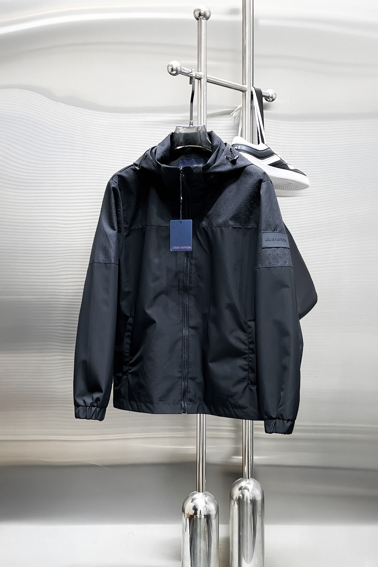 NO:519370,Lv 2025 spring new jacket jacket, the new product on the show is perfect, comfortable and warm when worn on both sides, three-standard full color and attractive, and the very outstanding design easily advances the sense of fashion, the workmanship is extremely exquisite and rigorous, and the wiring is neat and meticulous!  A masterpiece of a big-name designer!  The upper body doesn't look bloated and super handsome!  Spot code M ~ XXXL,,louis vuitton,jackets & coats,jackets & coats,alexander wang19860909Lv 2025春季新款夹克外套,秀场新品品相非常完美,双面穿舒适保暖,三标齐全色泽饱满诱人,非常出彩的设计,轻松将时髦感进阶,做工极为考究严谨,走线工整细致！大牌设计师巨作！上身不显臃肿、超级帅气！现货码数M ～ XXXL,,louis vuitton,jackets & coats,jackets & coats,alexander wang,Men's clothing