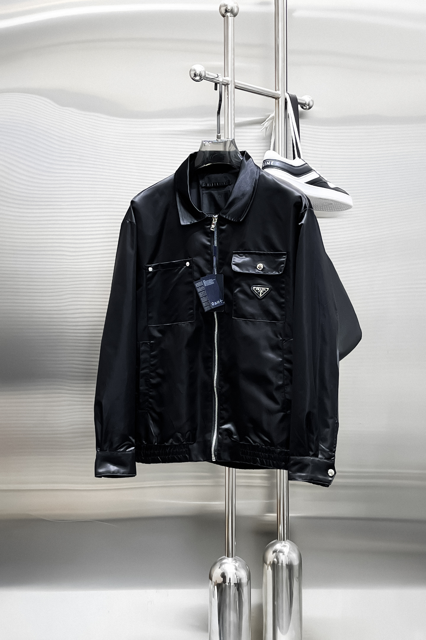 NO:519373,Prada's new spring jacket for 2025, the new product on the show is perfect, comfortable and warm when worn on both sides, three-standard full colors and attractive colors, and the very outstanding design easily advances the sense of fashion, the workmanship is extremely exquisite and rigorous, and the wiring is neat and meticulous!  A masterpiece of a big-name designer!  The upper body doesn't look bloated and super handsome!  Spot code M ~ XXXL,,prada,jackets & coats,jackets & coats,alexander wang19860909普拉达 2025春季新款夹克外套,秀场新品品相非常完美,双面穿舒适保暖,三标齐全色泽饱满诱人,非常出彩的设计,轻松将时髦感进阶,做工极为考究严谨,走线工整细致！大牌设计师巨作！上身不显臃肿、超级帅气！现货码数M ～ XXXL,,prada,jackets & coats,jackets & coats,alexander wang,Men's clothing