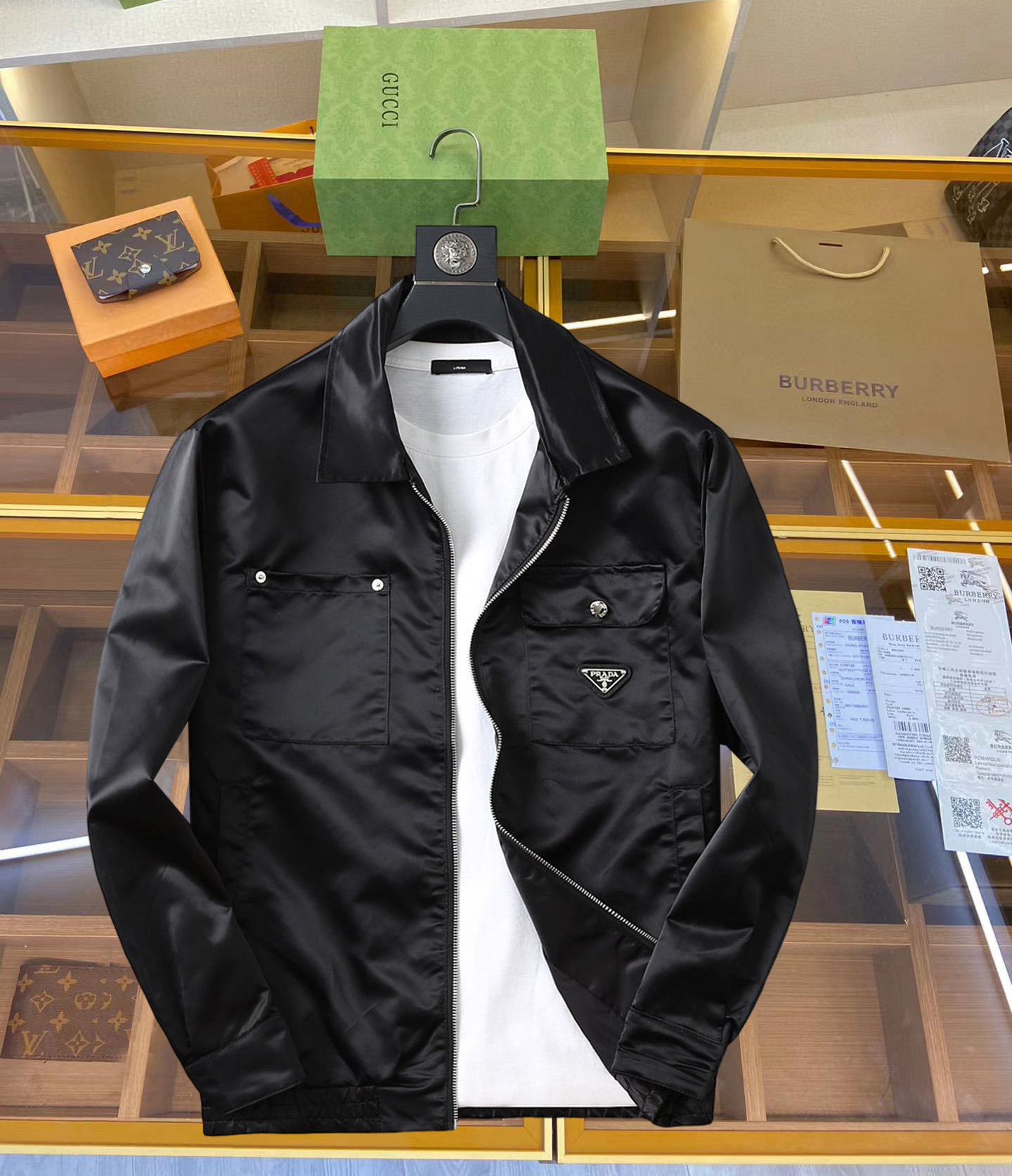 NO:519327,Prada's new spring jacket for 2025, the new product on the show is perfect, comfortable and warm when worn on both sides, three-standard full colors and attractive colors, and the very outstanding design easily advances the sense of fashion, the workmanship is extremely exquisite and rigorous, and the wiring is neat and meticulous!  A masterpiece of a big-name designer!  The upper body doesn't look bloated and super handsome!  Spot code M ~ XXXL,,prada,jackets & coats,jackets & coats,alexander wang19860909普拉达 2025春季新款夹克外套,秀场新品品相非常完美,双面穿舒适保暖,三标齐全色泽饱满诱人,非常出彩的设计,轻松将时髦感进阶,做工极为考究严谨,走线工整细致！大牌设计师巨作！上身不显臃肿、超级帅气！现货码数M ～ XXXL,,prada,jackets & coats,jackets & coats,alexander wang,Men's clothing