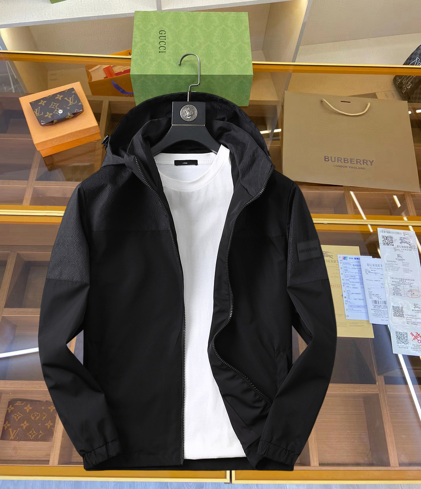 NO:519330,Lv2025 spring new jacket jacket, the new product on the show is perfect, comfortable and warm when worn on both sides, full and attractive colors, and a very outstanding design that easily advances the sense of fashion, extremely exquisite workmanship, neat and meticulous wiring!  A masterpiece of a big-name designer!  The upper body doesn't look bloated and super handsome!  Spot code M ~ XXXL,,louis vuitton,jackets & coats,jackets & coats,alexander wang19860909Lv2025春季新款夹克外套,秀场新品品相非常完美,双面穿舒适保暖,三标齐全色泽饱满诱人,非常出彩的设计,轻松将时髦感进阶,做工极为考究严谨,走线工整细致！大牌设计师巨作！上身不显臃肿、超级帅气！现货码数M ～ XXXL,,louis vuitton,jackets & coats,jackets & coats,alexander wang,Men's clothing