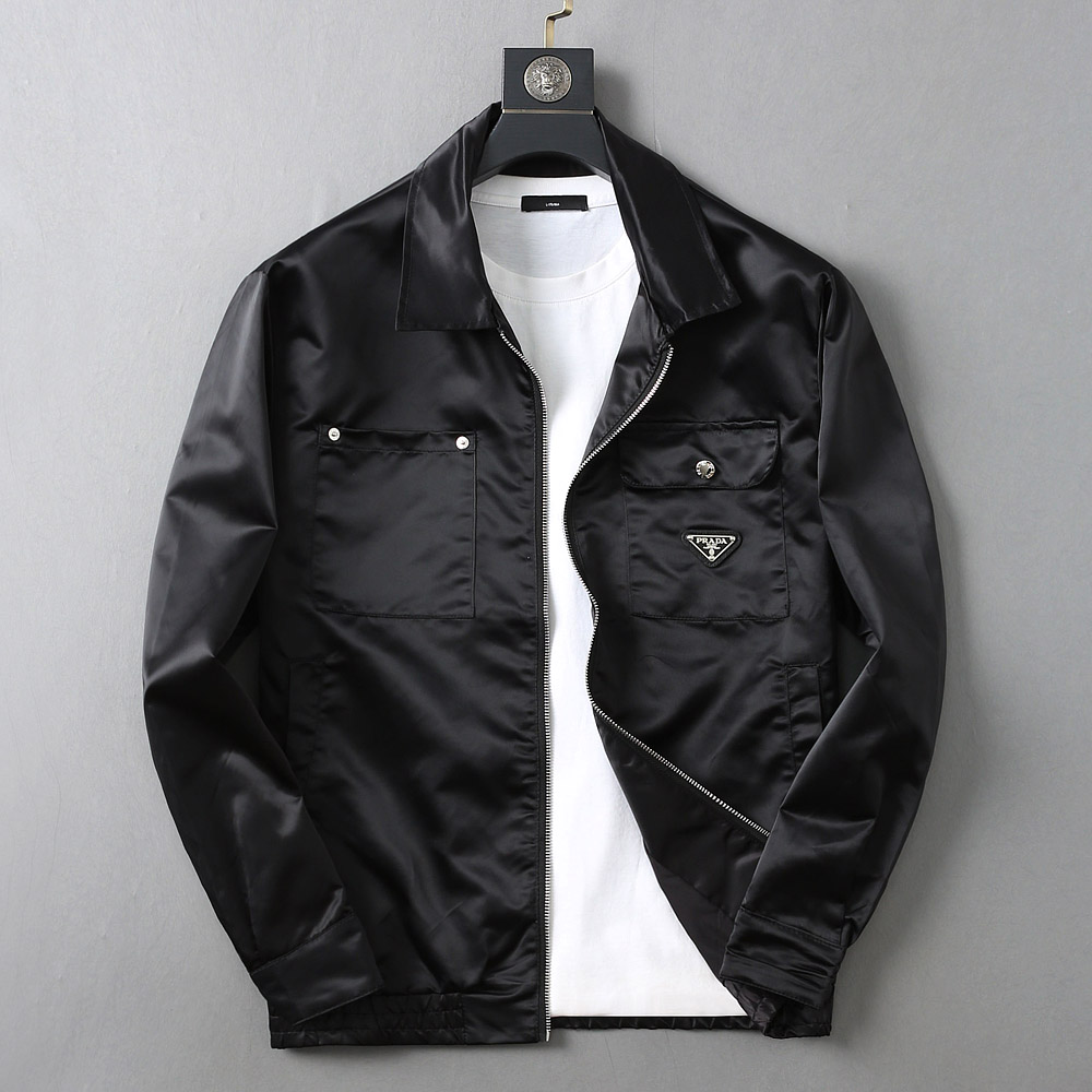 NO:520654,Prada's new spring jacket for 2025, the new product on the show is perfect, comfortable and warm when worn on both sides, three-standard full color and attractive, and the very outstanding design easily advances the sense of fashion, the workmanship is extremely exquisite and rigorous, and the wiring is neat and meticulous!  A masterpiece of a big-name designer!  The upper body doesn't look bloated and super handsome!  Spot code M ~ XXXL,,prada,jackets & coats,jackets & coats,alexander wang19860909普拉达 2025春季新款夹克外套,秀场新品品相非常完美,双面穿舒适保暖,三标齐全色泽饱满诱人,非常出彩的设计,轻松将时髦感进阶,做工极为考究严谨,走线工整细致！大牌设计师巨作！上身不显臃肿、超级帅气！现货码数M ～ XXXL,,prada,jackets & coats,jackets & coats,alexander wang,Men's clothing