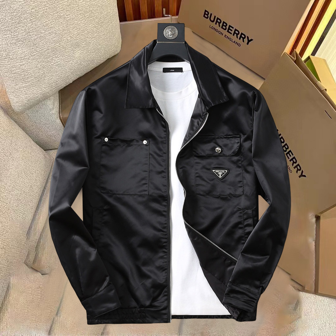 NO:520714,Prada's new spring jacket for 2025, the new product on the show is perfect, comfortable and warm when worn on both sides, three-standard full colors and attractive colors, and the very outstanding design easily advances the sense of fashion, the workmanship is extremely exquisite and rigorous, and the wiring is neat and meticulous!  A masterpiece of a big-name designer!  The upper body doesn't look bloated and super handsome!  Spot code M ~ XXXL,,prada,jackets & coats,jackets & coats,alexander wang19860909普拉达 2025春季新款夹克外套,秀场新品品相非常完美,双面穿舒适保暖,三标齐全色泽饱满诱人,非常出彩的设计,轻松将时髦感进阶,做工极为考究严谨,走线工整细致！大牌设计师巨作！上身不显臃肿、超级帅气！现货码数M ～ XXXL,,prada,jackets & coats,jackets & coats,alexander wang,Men's clothing