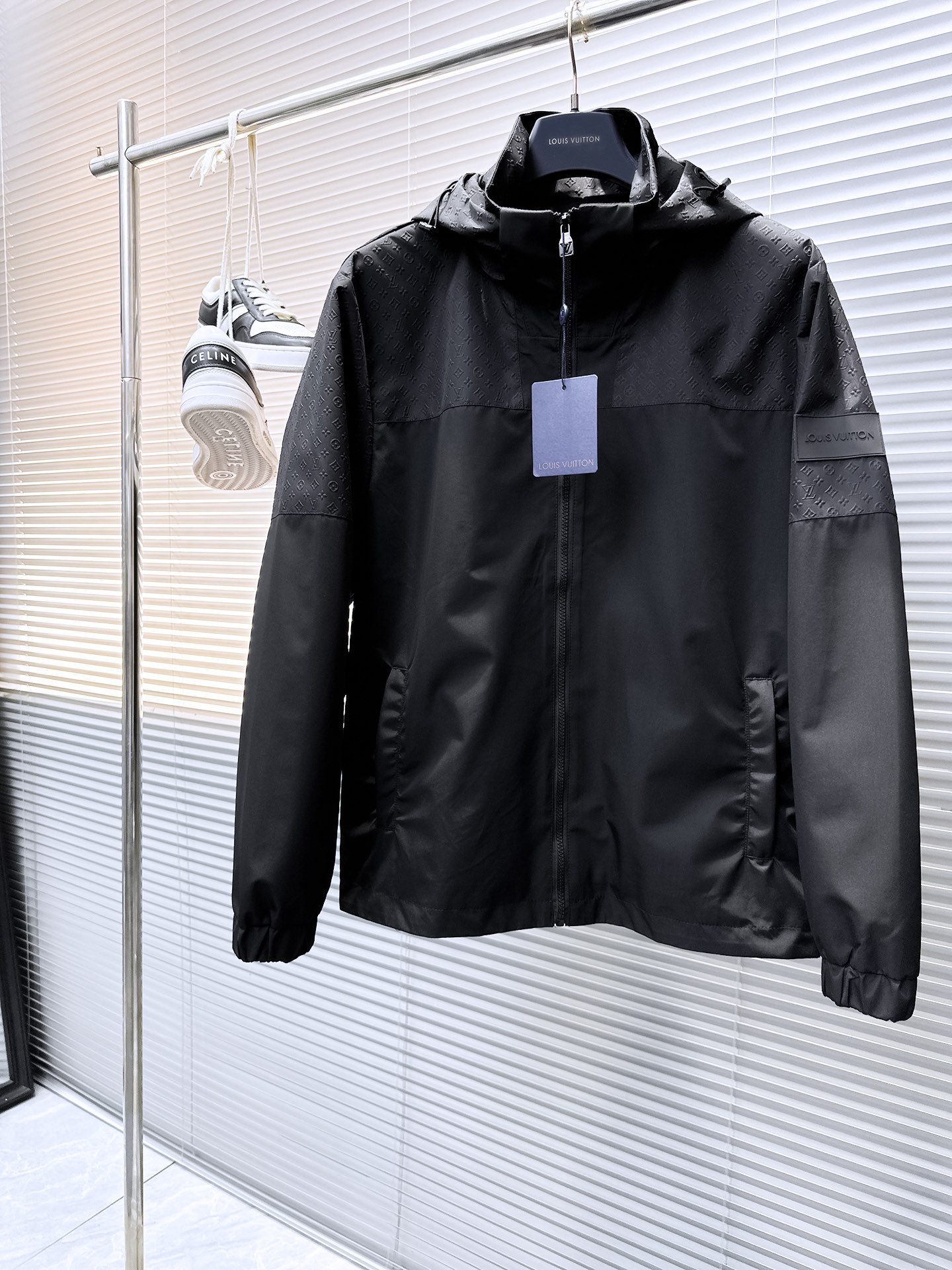 NO:524116,Lv 2025 autumn new jacket jacket, the new product on the show is perfect, comfortable and warm when worn on both sides, three-standard full color and attractive, and the very outstanding design easily advances the sense of fashion, the workmanship is extremely exquisite and rigorous, and the wiring is neat and meticulous!  A masterpiece of a big-name designer!  The upper body doesn't look bloated and super handsome!  Spot code M ~ XXXL,,louis vuitton,jackets & coats,jackets & coats,alexander wang19860909Lv 2025秋季新款夹克外套,秀场新品品相非常完美,双面穿舒适保暖,三标齐全色泽饱满诱人,非常出彩的设计,轻松将时髦感进阶,做工极为考究严谨,走线工整细致！大牌设计师巨作！上身不显臃肿、超级帅气！现货码数M ～ XXXL,,louis vuitton,jackets & coats,jackets & coats,alexander wang,Men's clothing