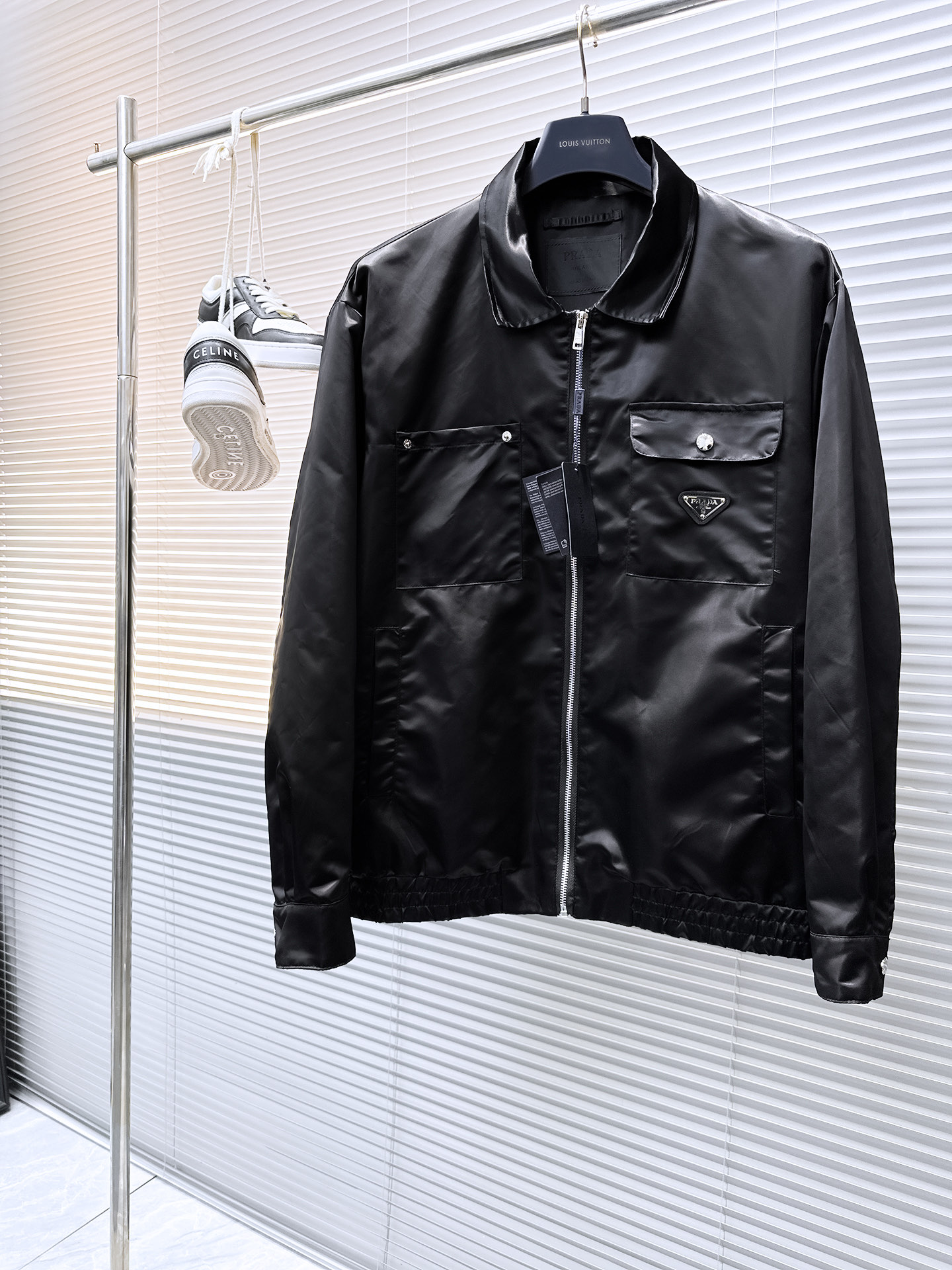 NO:524119,Prada 2025 autumn new jacket jacket, the new product on the show is perfect, comfortable and warm when worn on both sides, full and attractive colors, and a very outstanding design, which easily advances the sense of fashion, extremely exquisite workmanship, neat and meticulous routes!  A masterpiece of a big-name designer!  The upper body doesn't look bloated and super handsome!  Spot code M ~ XXXL,,prada,jackets & coats,jackets & coats,alexander wang19860909普拉达 2025秋季新款夹克外套,秀场新品品相非常完美,双面穿舒适保暖,三标齐全色泽饱满诱人,非常出彩的设计,轻松将时髦感进阶,做工极为考究严谨,走线工整细致！大牌设计师巨作！上身不显臃肿、超级帅气！现货码数M ～ XXXL,,prada,jackets & coats,jackets & coats,alexander wang,Men's clothing