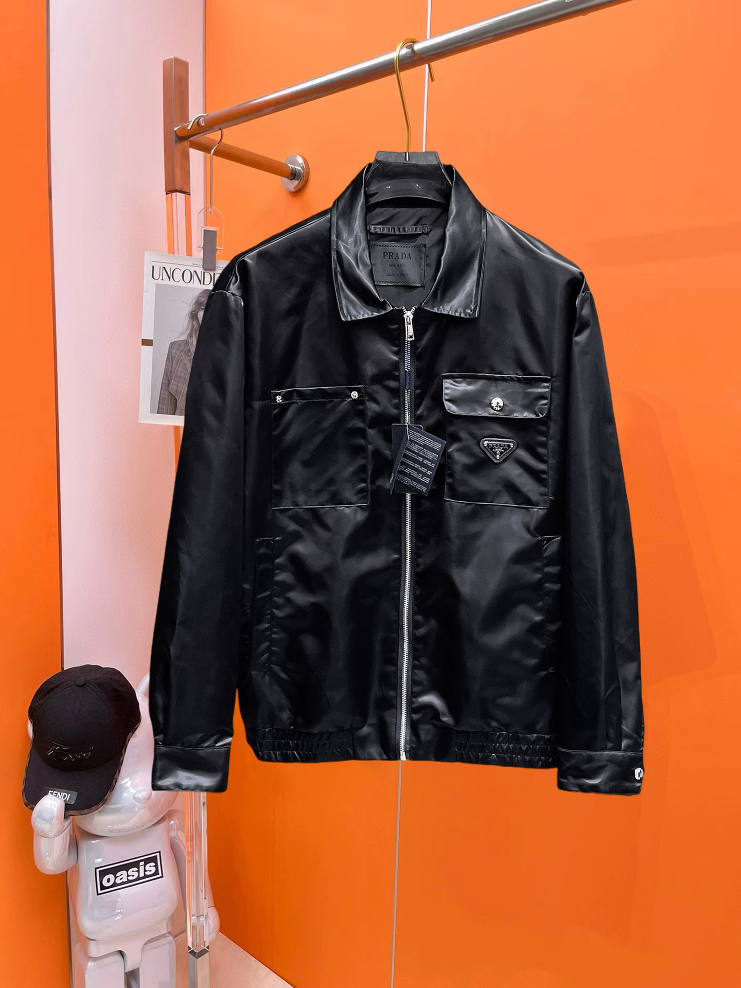 NO:522971,Prada 2025 Spring New Jacket Jacket, the new product on the show is perfect, comfortable and warm, the three standards are complete in color and full and attractive, and the very outstanding design easily advances the sense of fashion, the workmanship is extremely exquisite and rigorous, and the wiring is neat and meticulous!  A masterpiece of a big-name designer!  The upper body doesn't look bloated and super handsome!  Spot code M ~ XXXL,,prada,jackets & coats,jackets & coats,alexander wang19860909普拉达 2025开春新款夹克外套,秀场新品品相非常完美,舒适保暖,三标齐全色泽饱满诱人,非常出彩的设计,轻松将时髦感进阶,做工极为考究严谨,走线工整细致！大牌设计师巨作！上身不显臃肿、超级帅气！现货码数M ～ XXXL,,prada,jackets & coats,jackets & coats,alexander wang,Men's clothing