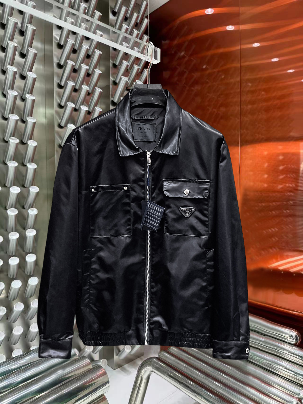 NO:527246,Prada 2025 autumn new jacket jacket, the new product on the show is perfect, comfortable and warm, the three standards are complete in color and full and attractive, and the very outstanding design easily advances the sense of fashion, the workmanship is extremely exquisite and rigorous, and the wiring is neat and meticulous!  A masterpiece of a big-name designer!  The upper body doesn't look bloated and super handsome!  Spot code M ~ XXXL,,prada,jackets & coats,jackets & coats,alexander wang19860909普拉达 2025秋季新款夹克外套,秀场新品品相非常完美,舒适保暖,三标齐全色泽饱满诱人,非常出彩的设计,轻松将时髦感进阶,做工极为考究严谨,走线工整细致！大牌设计师巨作！上身不显臃肿、超级帅气！现货码数M ～ XXXL,,prada,jackets & coats,jackets & coats,alexander wang,Men's clothing