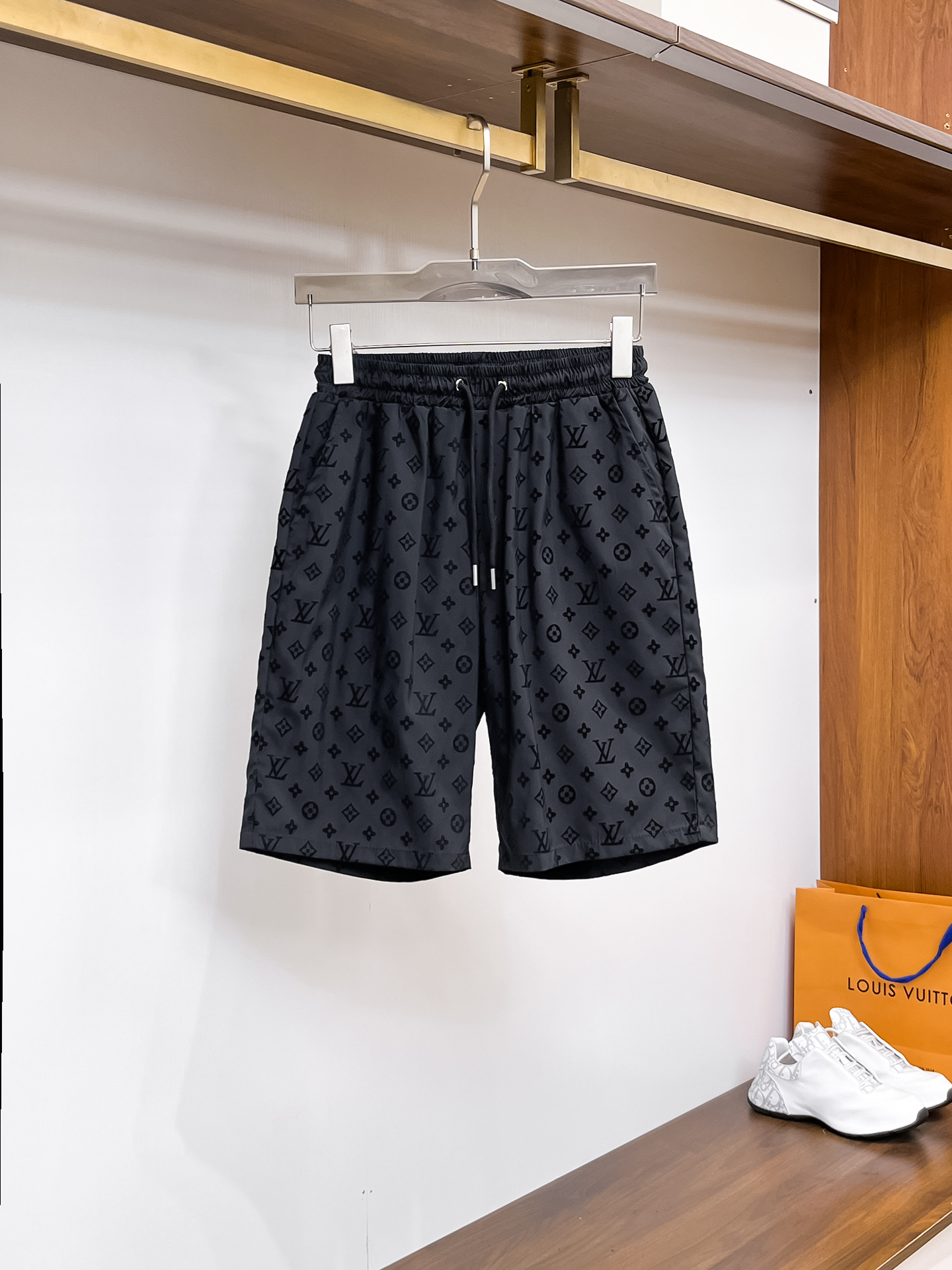 NO:832135,LV three-standard complete 2026 new summer men's casual shorts, advanced custom-made breathable fabrics, extremely breathable, elastic and comfortable, impeccable details, top-grade accessories, original logo design concept, delicate and soft feel!  The upper body fit is awesome!  Sizes M-XXXL, please state your height and weight when ordering,,louis vuitton,shorts,19860909Lv 三标齐全 2026夏季新款男士休闲短裤,高级定制面料透气面料 透气弹力舒适度极高,细节无可挑剔,顶级辅料配备,原版logo设计理念,手感细腻柔软！上身版型超赞！尺码M-XXXL下单报身高体重,,louis vuitton,shorts,,Men's clothing