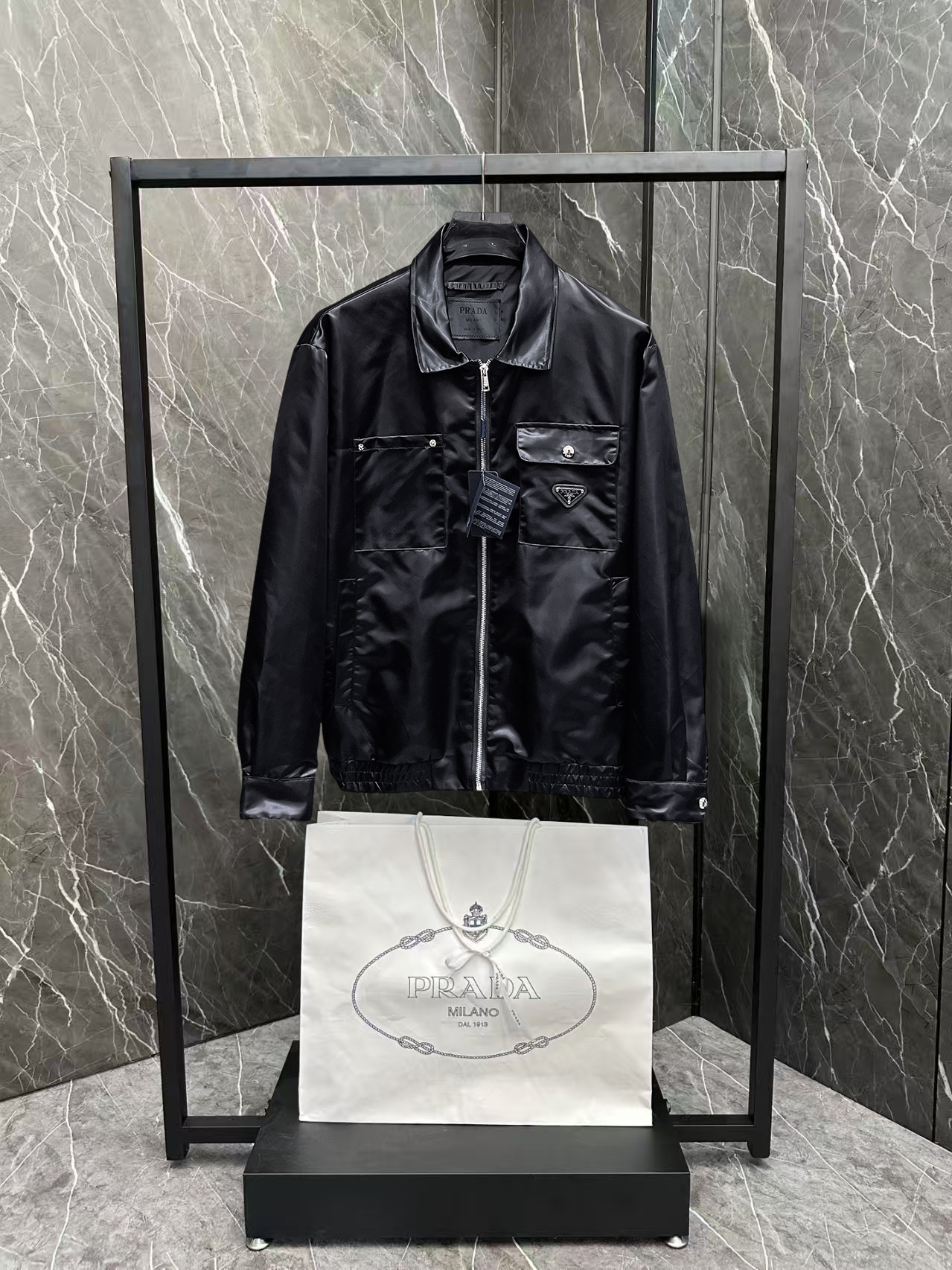 NO:600312,Prada's 2025 new autumn jacket, the new product on the show is in perfect condition, comfortable and warm to wear on both sides, complete with three labels, full and attractive color, very outstanding design, easily enhances the fashion sense, extremely elegant and rigorous workmanship, neat and meticulous wiring!  A masterpiece from a famous designer!  The upper body does not look bloated and is super handsome!  Available sizes M ~ XXXL,,prada,jackets & coats,jackets & coats,alexander wang19860909普拉达 2025秋季新款夹克外套,秀场新品品相非常完美,双面穿舒适保暖,三标齐全色泽饱满诱人,非常出彩的设计,轻松将时髦感进阶,做工极为考究严谨,走线工整细致！大牌设计师巨作！上身不显臃肿、超级帅气！现货码数M ～ XXXL,,prada,jackets & coats,jackets & coats,alexander wang,Men's clothing