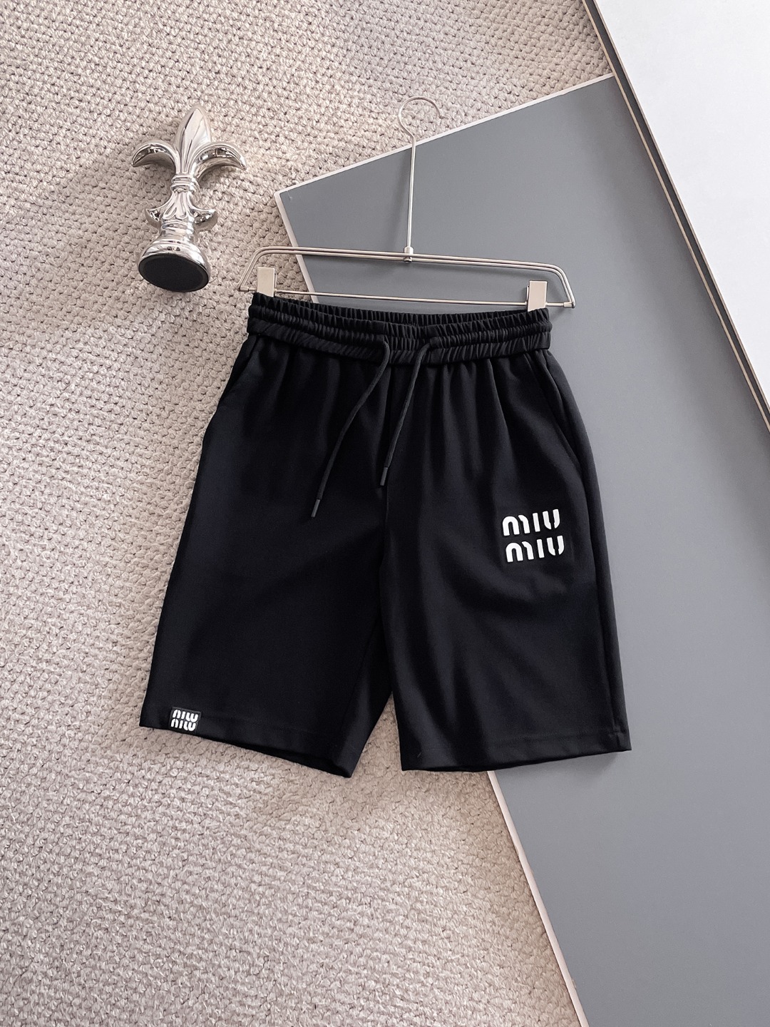 NO:833385,miumiu miumiu three-standard complete 2026 summer new men's casual shorts, advanced custom-made breathable fabrics, extremely breathable, elastic and comfortable, impeccable details, top-grade accessories, original logo design concept, delicate and soft feel!  The upper body fit is awesome!  For sizes M-XXXL, please state your height and weight when ordering,,miumiu,shorts,19860909miumiu 缪缪三标齐全 2026夏季新款男士休闲短裤,高级定制面料透气面料 透气弹力舒适度极高,细节无可挑剔,顶级辅料配备,原版logo设计理念,手感细腻柔软！上身版型超赞！尺码M-XXXL下单报身高体重,,miumiu,shorts,,Men's clothing