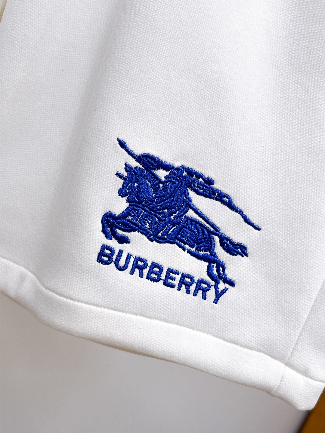 Burberry 2025SS Luxury White Cotton Shorts with Logo Accent 7 o 1iqdlot4n1qmj17k51frb1shn1a482