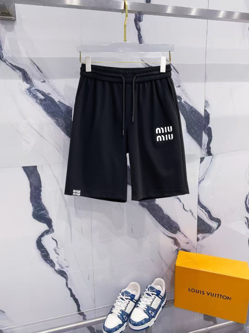 Miu Miu Zomerse Casual Shorts met Logo - Comfort en Luxe in Één 1 Miu Miu Zomerse Casual Shorts met Logo - Comfort en Luxe in Één
