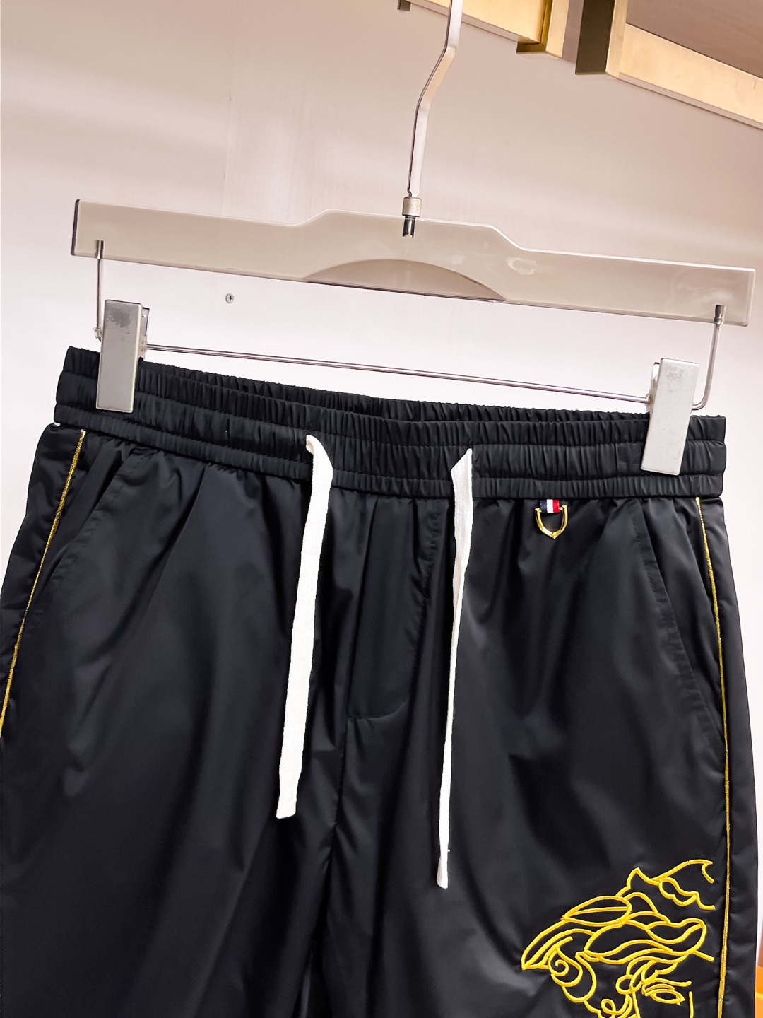Versace 2025SS Luxury Casual Shorts with Classic Logo - Comfortable Fit 4 o 1iqdme2hb1k8k5841mvl17i3igc1