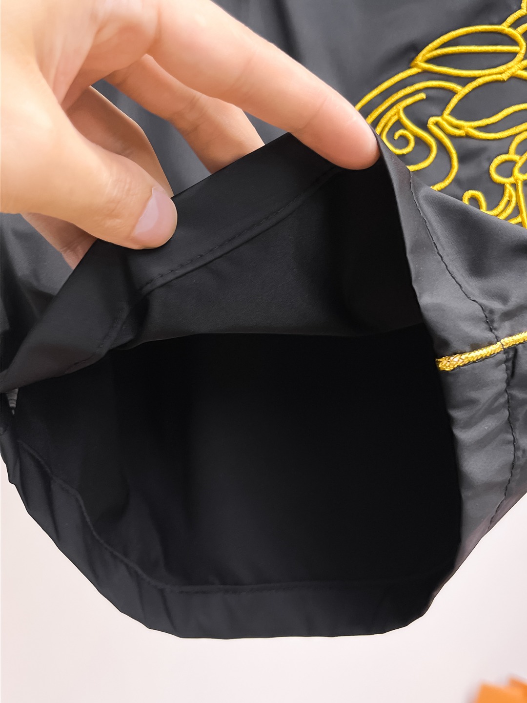 Versace 2025SS Luxury Casual Shorts with Classic Logo - Comfortable Fit 11 o 1iqdme2hd17l01ovocpopomjpe7
