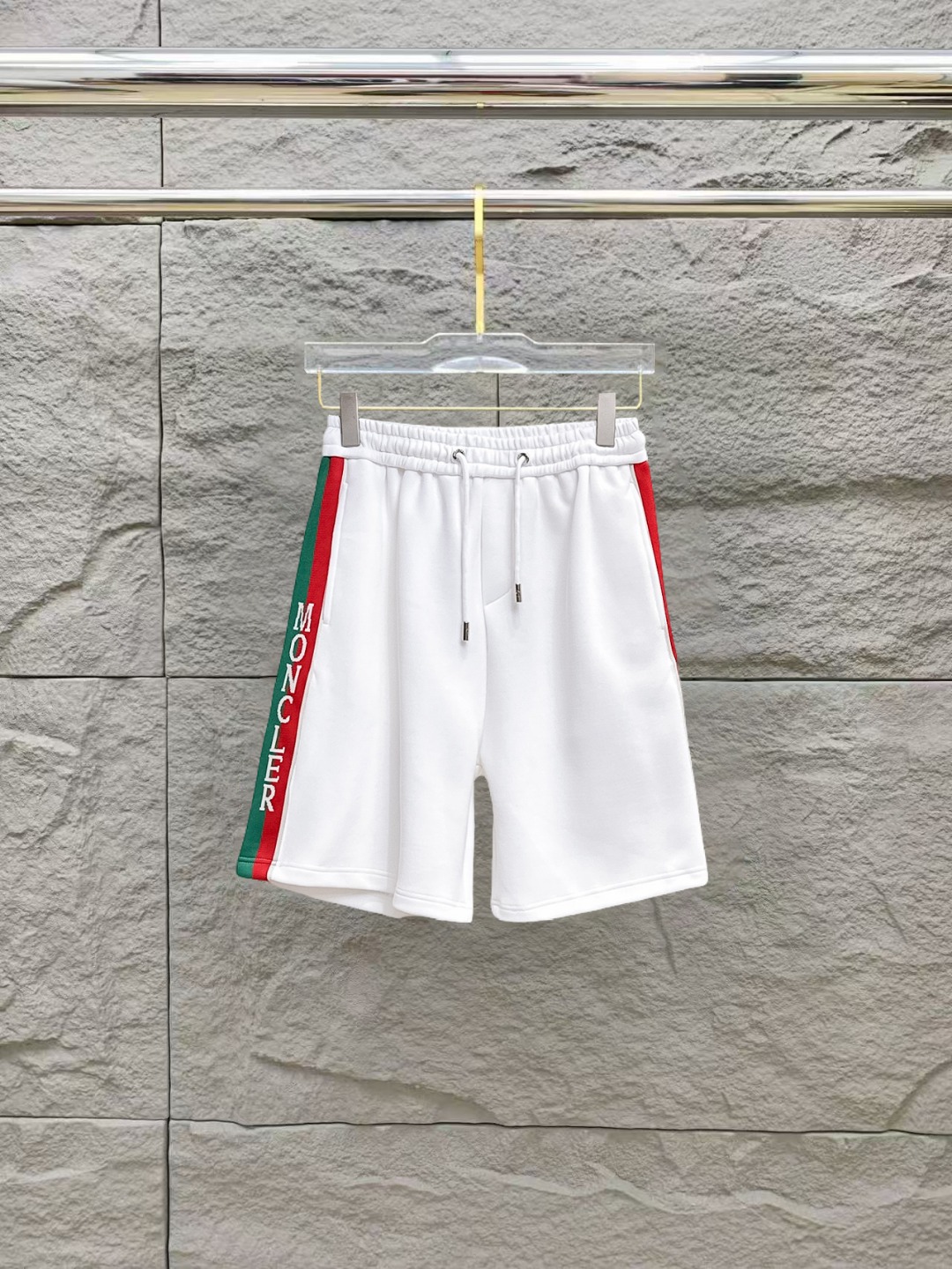 NO:484688,The 2025ss Spring and Summer New Original Single Counter Casual Shorts, Luxury Classic Brand Original LOGO Accessories, Hot-selling styles for the counter, very comfortable to wear, low-key and luxurious, very classy when worn, no need to say much about the trouser style and cut, the upper body is exquisite and vivid, and the top quality is top-notch. The real palace-level casual pants are made of Turkish cotton, and the pants are very soft after heavy washing!  Not picky about people, the upper body is absolutely stylish and extremely luxurious. Size M-3XL, Moncler, shorts, alexander wang19860909蒙口 2025ss春夏新款原单专柜休闲短裤,奢华经典品牌原版LOGO配饰 专柜热销款 身穿着非常舒适 低调不失奢华 穿出去非常有档次 裤型款式和裁剪亦无需多言 上身精致跃然高档一等一顶级质料 真正殿堂级的休闲裤 选用土耳其的棉花品质卓然,经过重水洗使得裤子很柔软！不挑人 上身绝对的有型 极度奢华. 尺码M-3XL,,Moncler,shorts,alexander wang,Men's clothing