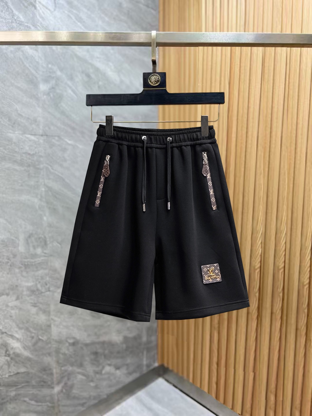 NO:876067,Lv 2026 summer new original counter casual shorts, luxury classic brand original LOGO accessories, counter best-selling style, very comfortable to wear, low-key yet luxurious, very classy to wear. Needless to say, the trousers style and tailoring. The upper body is exquisite and high-end, first-class and top-quality materials. Really palace-level casual pants. The cotton of Türkiye is of outstanding quality. After heavy washing, the pants are very soft!  Not picky, the upper body is absolutely stylish and extremely luxurious. Sizes M-3XL, Louis Vuitton, shorts,19860909Lv 2026夏季新款原单专柜休闲短裤,奢华经典品牌原版LOGO配饰 专柜热销款 身穿着非常舒适 低调不失奢华 穿出去非常有档次 裤型款式和裁剪亦无需多言 上身精致跃然高档一等一顶级质料 真正殿堂级的休闲裤 选用土耳其的棉花品质卓然,经过重水洗使得裤子很柔软！不挑人 上身绝对的有型 极度奢华. 尺码M-3XL,,louis vuitton,shorts,,Men's clothing
