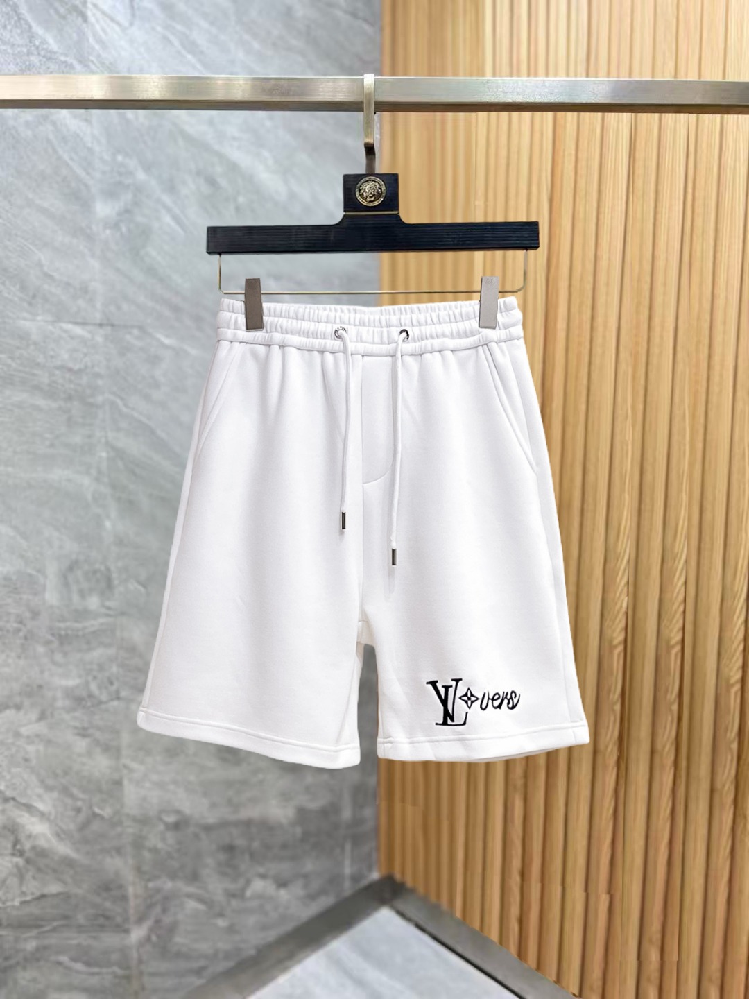 NO:876049,Lv 2026 summer new original counter casual shorts, luxury classic brand original LOGO accessories, counter best-selling style, very comfortable to wear, low-key yet luxurious, very classy to wear. Needless to say, the trousers style and tailoring. The upper body is exquisite and high-end, first-class and top-quality materials. Really palace-level casual pants. The cotton of Türkiye is of outstanding quality. After heavy washing, the pants are very soft!  Not picky, the upper body is absolutely stylish and extremely luxurious. Sizes M-3XL, Louis Vuitton, shorts,19860909Lv 2026夏季新款原单专柜休闲短裤,奢华经典品牌原版LOGO配饰 专柜热销款 身穿着非常舒适 低调不失奢华 穿出去非常有档次 裤型款式和裁剪亦无需多言 上身精致跃然高档一等一顶级质料 真正殿堂级的休闲裤 选用土耳其的棉花品质卓然,经过重水洗使得裤子很柔软！不挑人 上身绝对的有型 极度奢华. 尺码M-3XL,,louis vuitton,shorts,,Men's clothing
