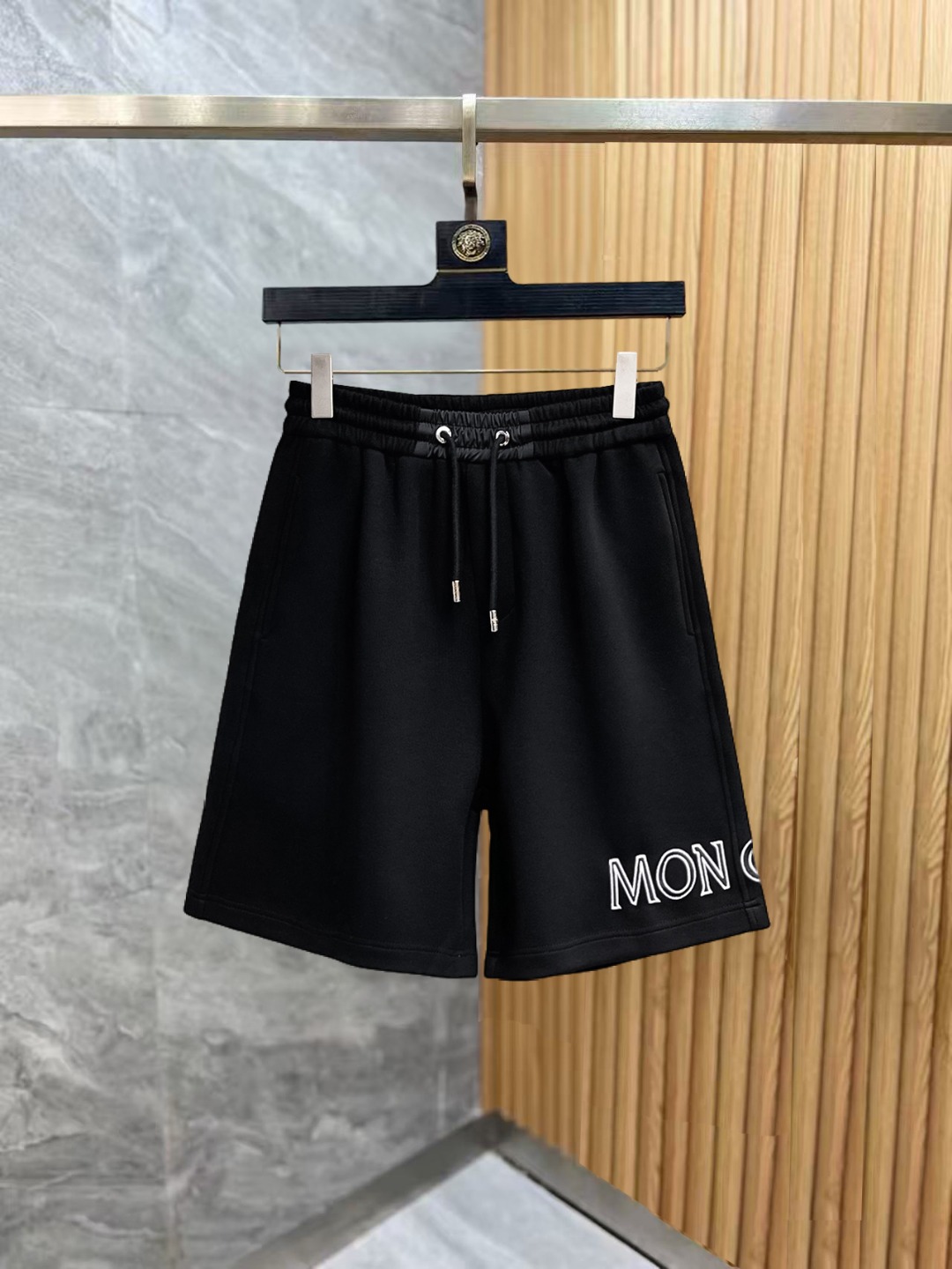 NO:876058,Mengkou 2026 summer new original counter casual shorts, luxury classic brand original LOGO accessories, counter best-selling style, very comfortable to wear, low-key yet luxurious, very classy to wear. Needless to say the trousers style and tailoring, the upper body is exquisite and high-end, first-class and top-quality materials. Really palace-level casual pants. The cotton of Turkey is selected for its outstanding quality. After heavy washing, the pants are very soft!  Not picky, the upper body is absolutely stylish and extremely luxurious. Sizes M-3XL, Moncler, shorts,19860909蒙口 2026夏季新款原单专柜休闲短裤,奢华经典品牌原版LOGO配饰 专柜热销款 身穿着非常舒适 低调不失奢华 穿出去非常有档次 裤型款式和裁剪亦无需多言 上身精致跃然高档一等一顶级质料 真正殿堂级的休闲裤 选用土耳其的棉花品质卓然,经过重水洗使得裤子很柔软！不挑人 上身绝对的有型 极度奢华. 尺码M-3XL,,Moncler,shorts,,Men's clothing