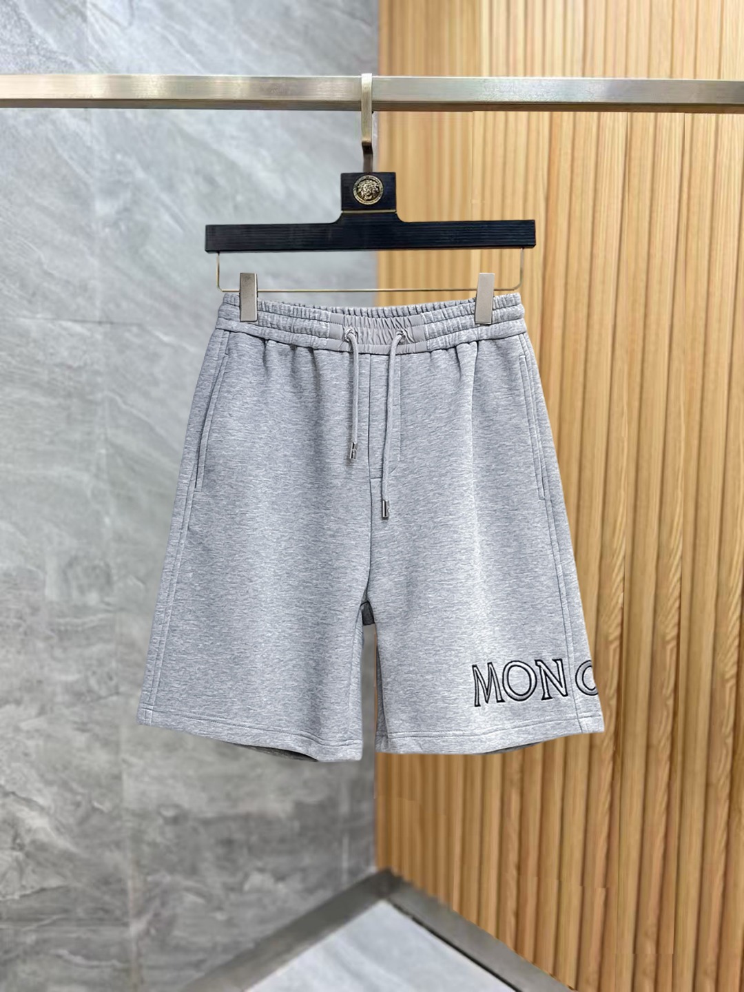 NO:876039,Mengkou 2026 summer new original counter casual shorts, luxury classic brand original LOGO accessories, counter best-selling style, very comfortable to wear, low-key yet luxurious, very classy to wear. Needless to say the trousers style and tailoring, the upper body is exquisite and high-end, first-class and top-quality materials. Really palace-level casual pants. The cotton of Turkey is selected for its outstanding quality. After heavy washing, the pants are very soft!  Not picky, the upper body is absolutely stylish and extremely luxurious. Sizes M-3XL, Moncler, shorts,19860909蒙口 2026夏季新款原单专柜休闲短裤,奢华经典品牌原版LOGO配饰 专柜热销款 身穿着非常舒适 低调不失奢华 穿出去非常有档次 裤型款式和裁剪亦无需多言 上身精致跃然高档一等一顶级质料 真正殿堂级的休闲裤 选用土耳其的棉花品质卓然,经过重水洗使得裤子很柔软！不挑人 上身绝对的有型 极度奢华. 尺码M-3XL,,Moncler,shorts,,Men's clothing
