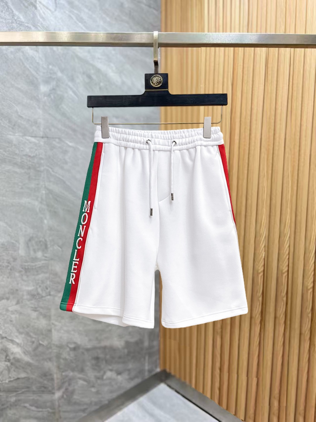 NO:876112,Mengkou 2026 summer new original counter casual shorts, luxury classic brand original LOGO accessories, counter best-selling style, very comfortable to wear, low-key yet luxurious, very classy to wear. Needless to say the trousers style and tailoring, the upper body is exquisite and high-end, first-class and top-quality materials. Really palace-level casual pants. The cotton of Turkey is selected for its outstanding quality. After heavy washing, the pants are very soft!  Not picky, the upper body is absolutely stylish and extremely luxurious. Sizes M-3XL, Moncler, shorts,19860909蒙口 2026夏季新款原单专柜休闲短裤,奢华经典品牌原版LOGO配饰 专柜热销款 身穿着非常舒适 低调不失奢华 穿出去非常有档次 裤型款式和裁剪亦无需多言 上身精致跃然高档一等一顶级质料 真正殿堂级的休闲裤 选用土耳其的棉花品质卓然,经过重水洗使得裤子很柔软！不挑人 上身绝对的有型 极度奢华. 尺码M-3XL,,Moncler,shorts,,Men's clothing