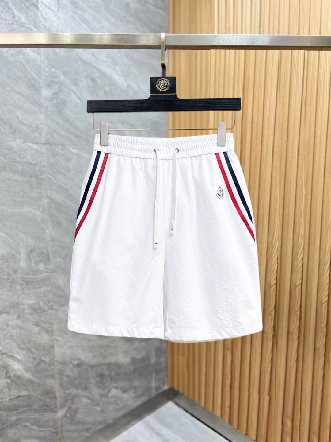 NO:876083,Mengkou 2026 summer new original counter casual shorts, luxury classic brand original LOGO accessories, counter best-selling style, very comfortable to wear, low-key yet luxurious, very classy to wear. Needless to say the trousers style and tailoring, the upper body is exquisite and high-end, first-class and top-quality materials. Really palace-level casual pants. The cotton of Turkey is selected for its outstanding quality. After heavy washing, the pants are very soft!  Not picky, the upper body is absolutely stylish and extremely luxurious. Sizes M-3XL, Moncler, shorts,19860909蒙口 2026夏季新款原单专柜休闲短裤,奢华经典品牌原版LOGO配饰 专柜热销款 身穿着非常舒适 低调不失奢华 穿出去非常有档次 裤型款式和裁剪亦无需多言 上身精致跃然高档一等一顶级质料 真正殿堂级的休闲裤 选用土耳其的棉花品质卓然,经过重水洗使得裤子很柔软！不挑人 上身绝对的有型 极度奢华. 尺码M-3XL,,Moncler,shorts,,Men's clothing