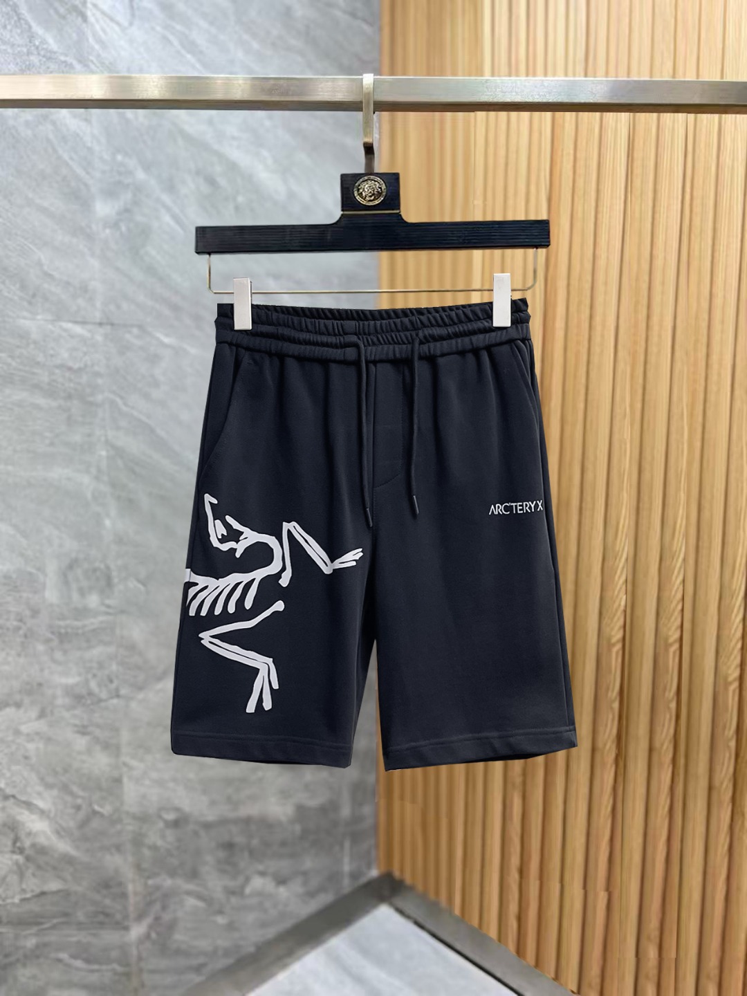 NO:876091,Arc'teryx 2026 summer new original counter casual shorts, luxury classic brand original LOGO accessories, counter best-selling model, very comfortable to wear, low-key yet luxurious, very classy to wear. Needless to say the trousers style and tailoring, the upper body is exquisite and high-end, first-class and top-quality materials. Really palace-level casual pants. The cotton of Turkey is of outstanding quality. After heavy washing, the pants are very soft!  Not picky, the upper body is absolutely stylish and extremely luxurious. Sizes M-3XL, arc'teryx, shorts,19860909始祖鸟 2026夏季新款原单专柜休闲短裤,奢华经典品牌原版LOGO配饰 专柜热销款 身穿着非常舒适 低调不失奢华 穿出去非常有档次 裤型款式和裁剪亦无需多言 上身精致跃然高档一等一顶级质料 真正殿堂级的休闲裤 选用土耳其的棉花品质卓然,经过重水洗使得裤子很柔软！不挑人 上身绝对的有型 极度奢华. 尺码M-3XL,arc'teryx,shorts,,Men's clothing