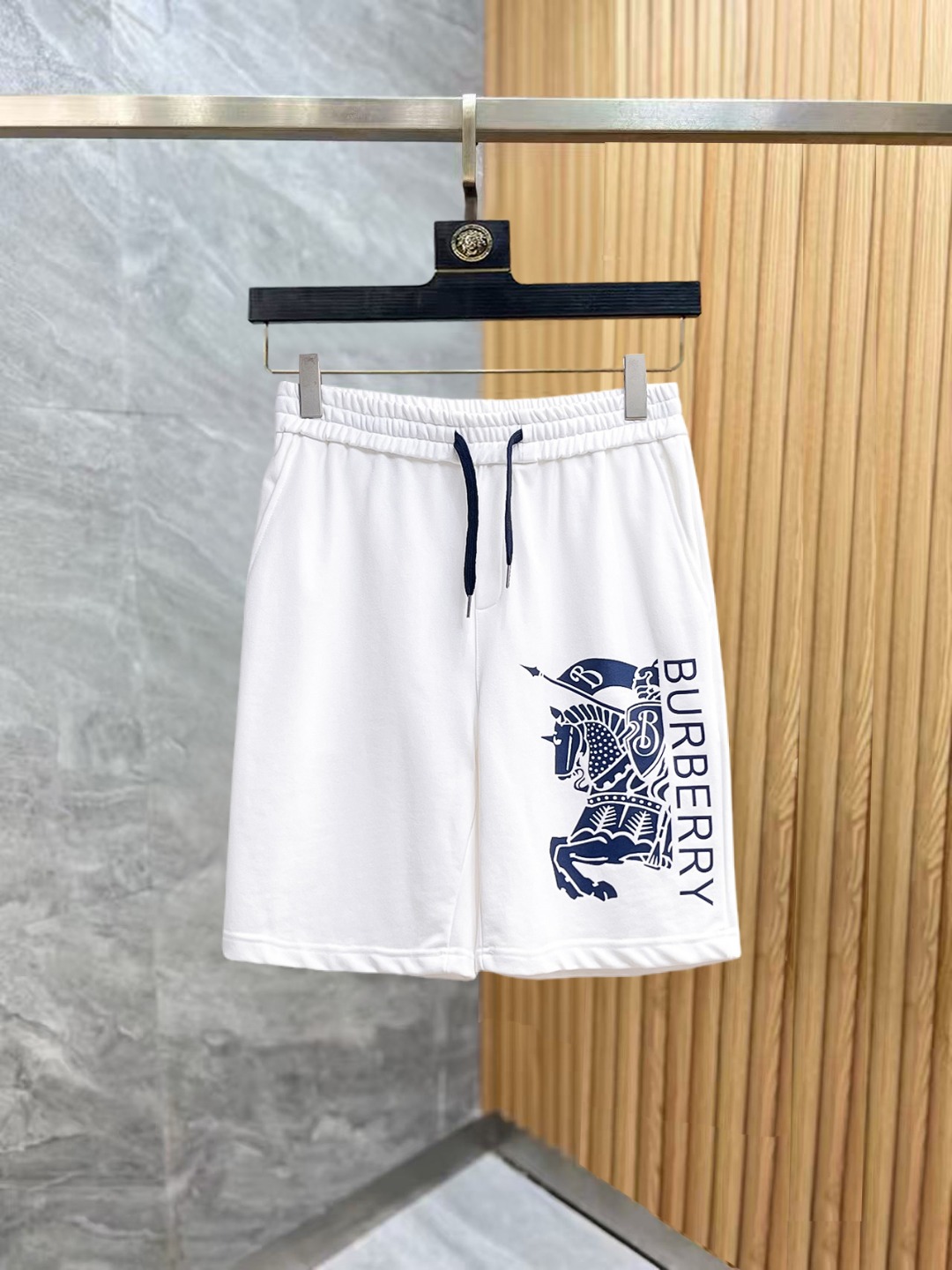 NO:876074,Burberry 2026 summer new original counter casual shorts, luxury classic brand original LOGO accessories, counter best-selling model. Very comfortable to wear, low-key yet luxurious, very classy to wear. Needless to say the trousers style and tailoring. The upper body is exquisite and high-end, first-class and top-quality materials. Really palace-level casual pants. The cotton of Turkey is selected for its outstanding quality. After heavy washing, the pants are very soft!  Not picky, the upper body is absolutely stylish and extremely luxurious. Sizes M-3XL, burberry, shorts,19860909巴宝莉 2026夏季新款原单专柜休闲短裤,奢华经典品牌原版LOGO配饰 专柜热销款 身穿着非常舒适 低调不失奢华 穿出去非常有档次 裤型款式和裁剪亦无需多言 上身精致跃然高档一等一顶级质料 真正殿堂级的休闲裤 选用土耳其的棉花品质卓然,经过重水洗使得裤子很柔软！不挑人 上身绝对的有型 极度奢华. 尺码M-3XL,,burberry,shorts,,Men's clothing