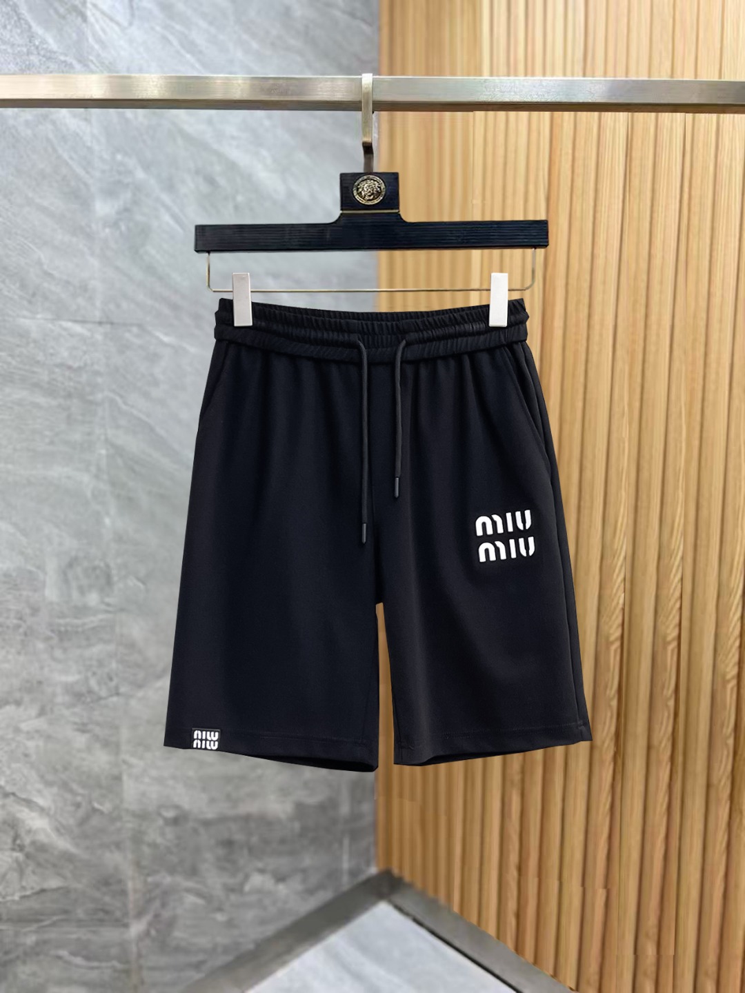 NO:876098,miumiu 2026 summer new original counter casual shorts, luxury classic brand original LOGO accessories, counter best-selling model, very comfortable to wear, low-key yet luxurious, very classy to wear. Needless to say the trousers style and tailoring, the upper body is exquisite and high-end, first-class and top-quality materials. Really palace-level casual pants. The cotton from Turkey is of outstanding quality. After heavy washing, the pants are very soft!  Not picky, the upper body is absolutely stylish and extremely luxurious. Sizes M-3XL,,miumiu,shorts,19860909miumiu 缪缪 2026夏季新款原单专柜休闲短裤,奢华经典品牌原版LOGO配饰 专柜热销款 身穿着非常舒适 低调不失奢华 穿出去非常有档次 裤型款式和裁剪亦无需多言 上身精致跃然高档一等一顶级质料 真正殿堂级的休闲裤 选用土耳其的棉花品质卓然,经过重水洗使得裤子很柔软！不挑人 上身绝对的有型 极度奢华. 尺码M-3XL,,miumiu,shorts,,Men's clothing