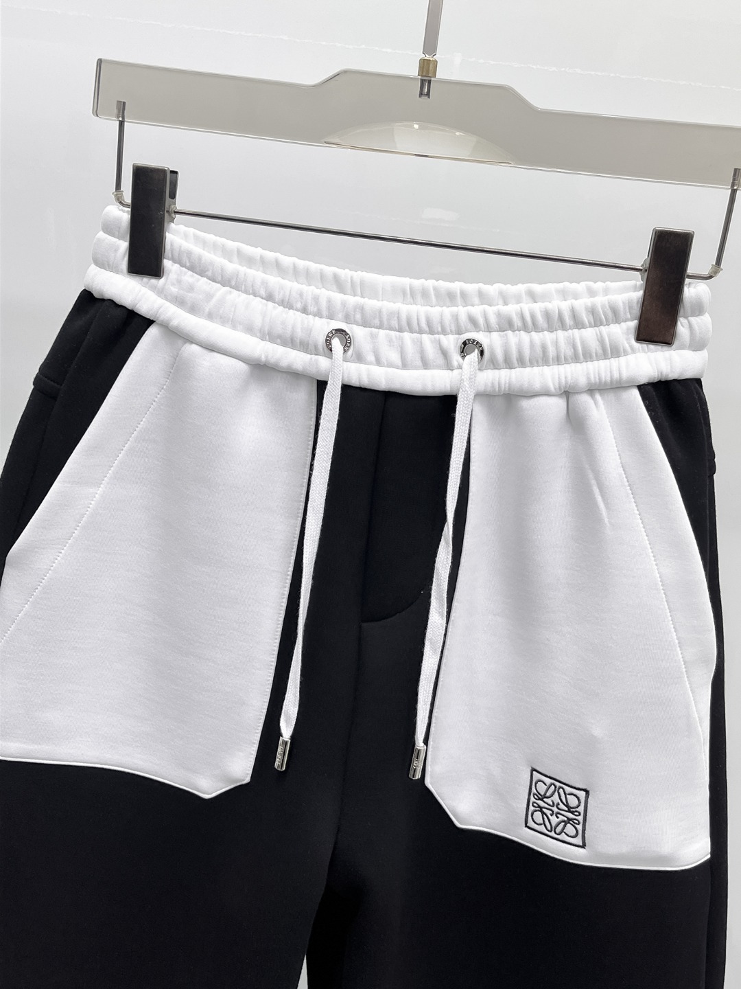 Loewe 2025SS Men's Casual Shorts with Signature Logo Details 4 o 1irfc32anovp18lniho1plm1goo1