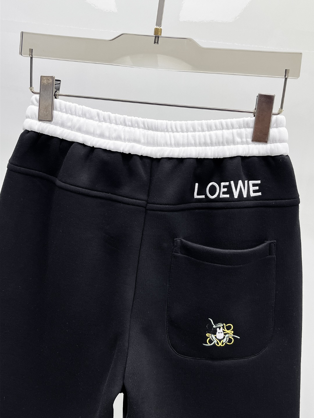 Loewe 2025SS Men's Casual Shorts with Signature Logo Details 5 o 1irfc32ap2m0bhcdlm1l87jb17