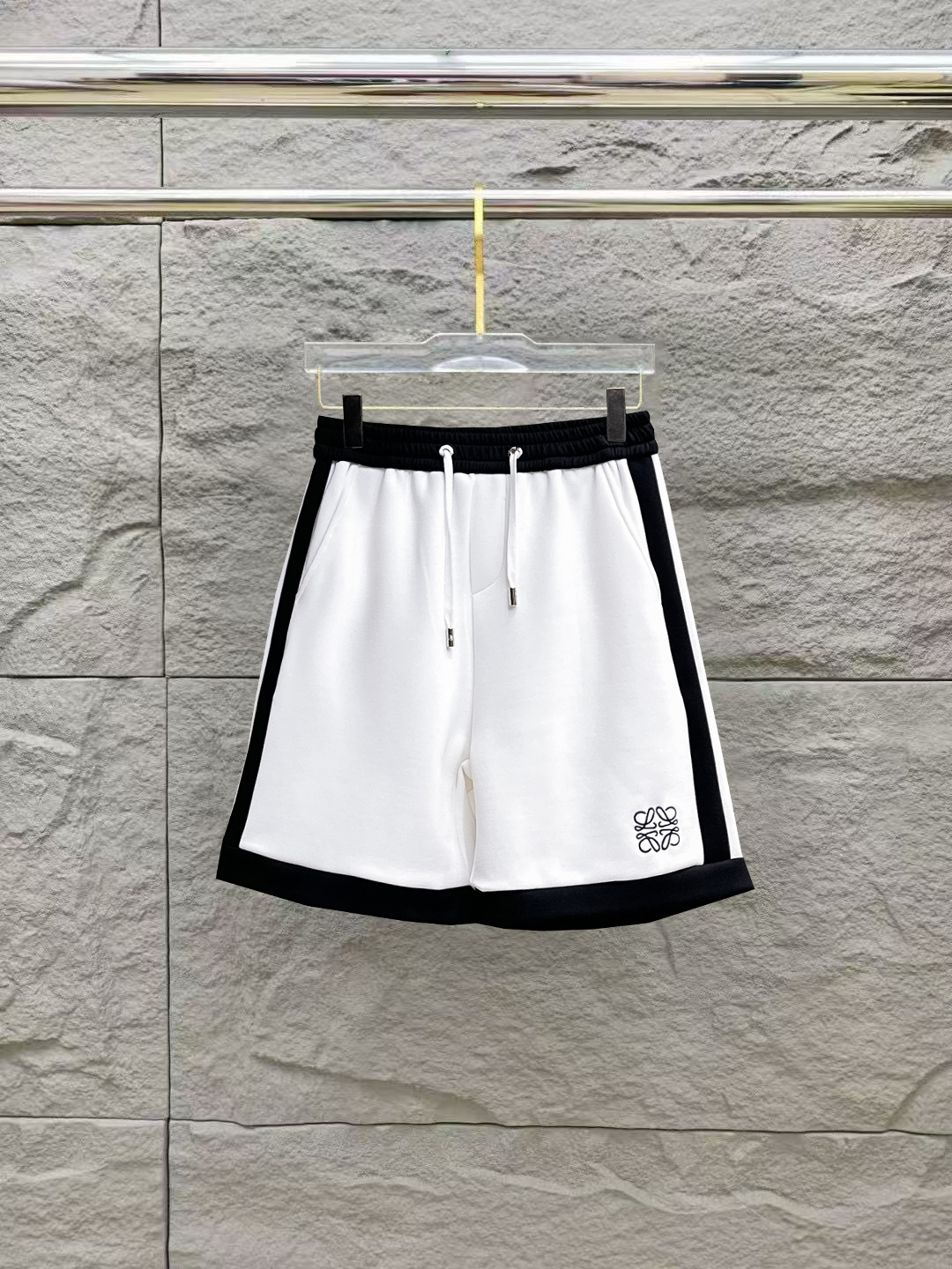 NO:484696,Luo Yiwei 2025 summer new style original single counter casual shorts, luxury classic brand original LOGO accessories, hot-selling models for the counter, very comfortable to wear, low-key and luxurious, very classy when worn, there is no need to say much about the trouser style and cutting, the upper body is exquisite and vivid, high-end and top-grade material, a truly palace-level casual pants, Turkish cotton quality, heavy washing makes the pants very soft!  Not picky about people, the upper body is absolutely stylish and extremely luxurious. Size M-3XL orders to report height and weight.,,loewe, shorts,alexander wang19860909罗意威 2025夏季新款原单专柜休闲短裤,奢华经典品牌原版LOGO配饰 专柜热销款 身穿着非常舒适 低调不失奢华 穿出去非常有档次 裤型款式和裁剪亦无需多言 上身精致跃然高档一等一顶级质料 真正殿堂级的休闲裤 选用土耳其的棉花品质卓然,经过重水洗使得裤子很柔软！不挑人 上身绝对的有型 极度奢华. 尺码M-3XL下单报身高体重.,,loewe,shorts,alexander wang,Men's clothing