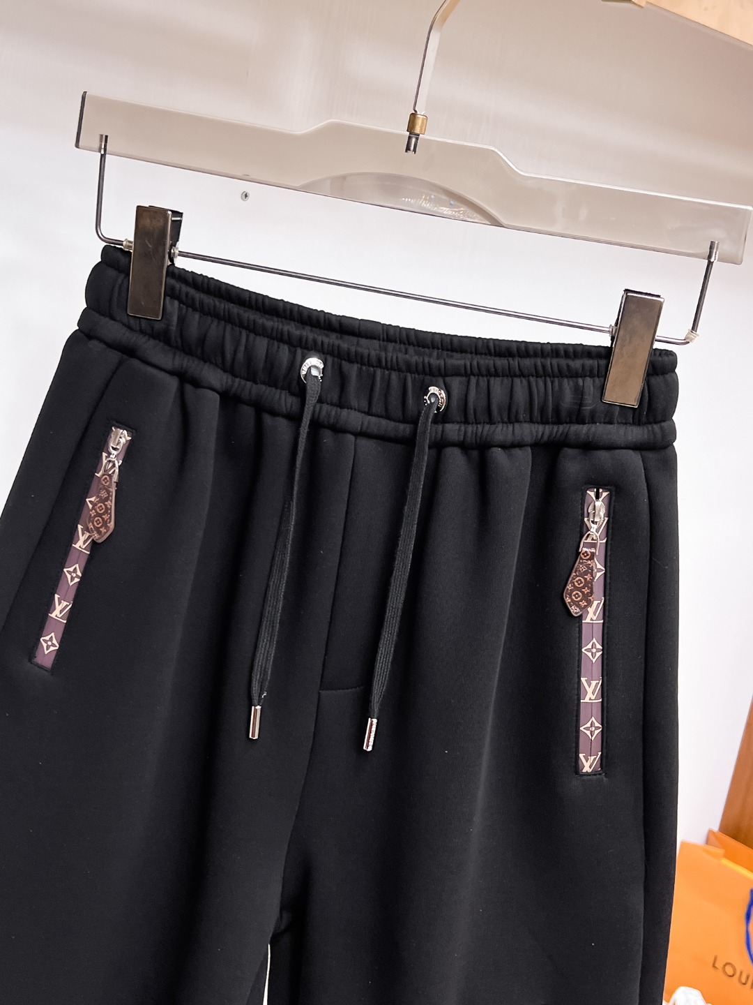 Louis Vuitton Men's Black Summer 2025 Casual Shorts with Logo Accent 4 o 1irkctucatir1ul91gkk1gia5so0