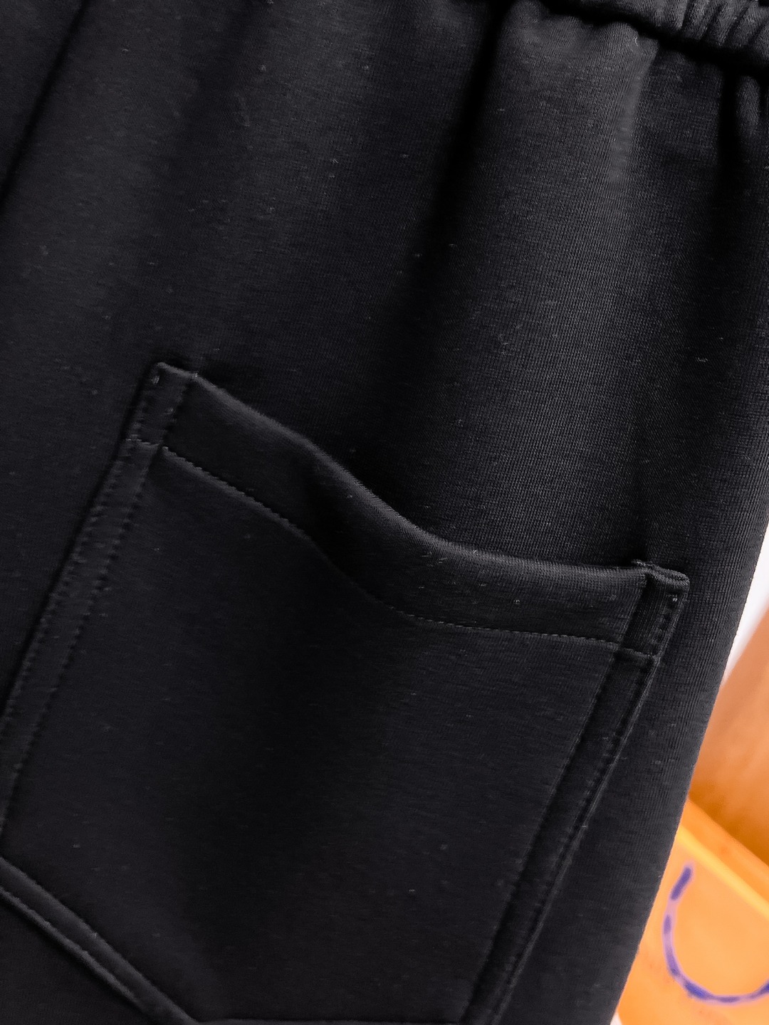 Louis Vuitton Men's Black Summer 2025 Casual Shorts with Logo Accent 10 o 1irkctucd1ate124dkbfo529i8a
