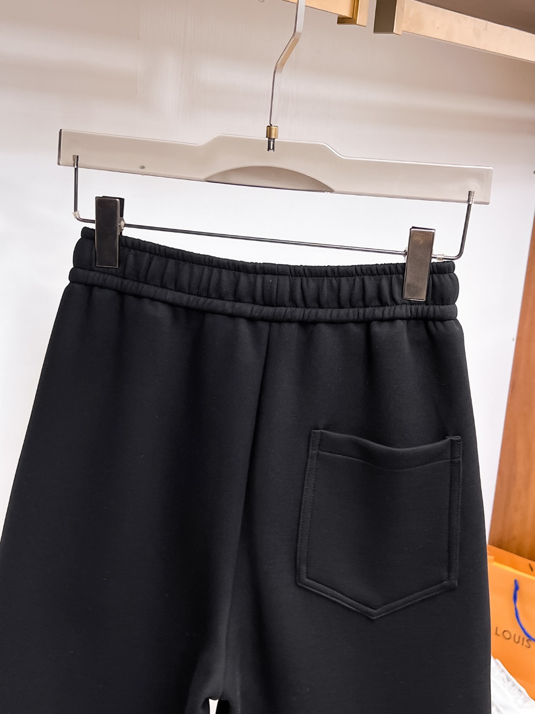 Louis Vuitton Men's Black Summer 2025 Casual Shorts with Logo Accent 6 o 1irkctuce1sjm625o9s1ghr7oob