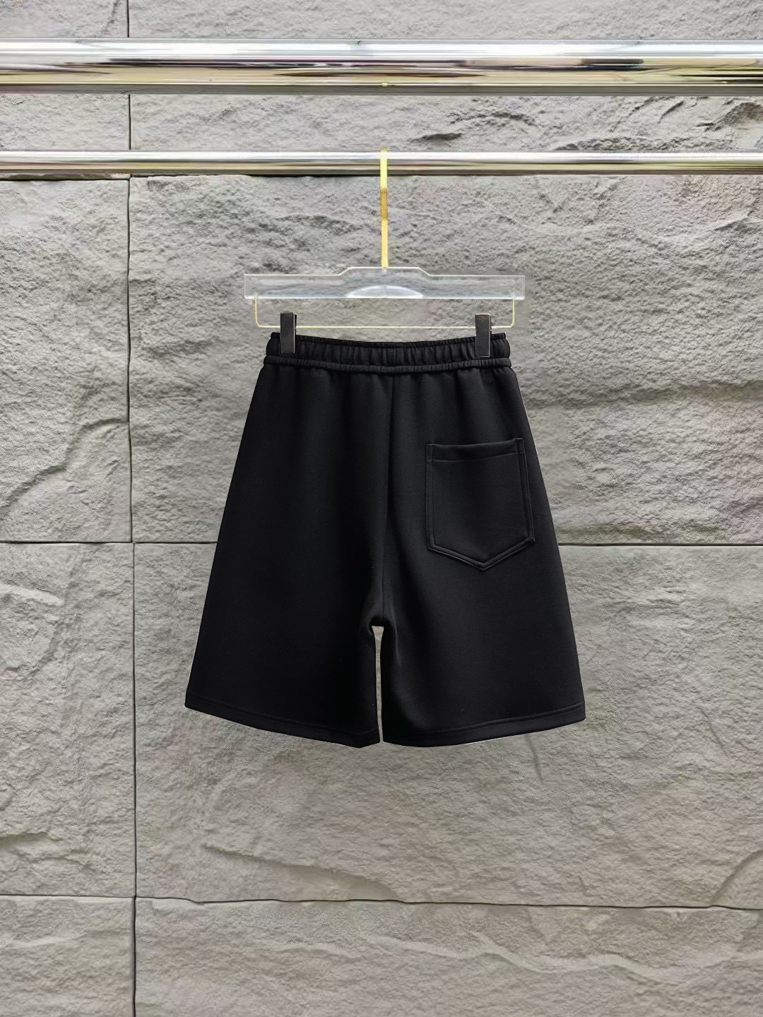 Louis Vuitton Men's Black Summer 2025 Casual Shorts with Logo Accent 3 o 1irkctuce459qauntta16gnsc