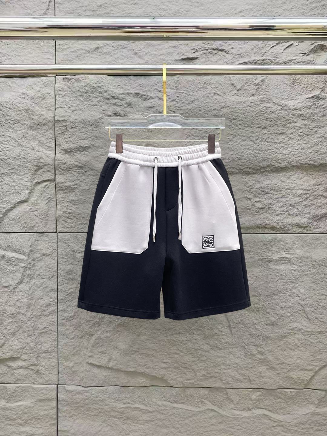 NO:484709,Luo Yiwei 2025 summer new style original single counter casual shorts, luxury classic brand original LOGO accessories, hot-selling models for the counter, very comfortable to wear, low-key and luxurious, very classy when worn, there is no need to say much about the trouser style and cutting, the upper body is exquisite and vivid, high-end and top-grade material, a truly palace-level casual pants, Turkish cotton quality, heavy washing makes the pants very soft!  Not picky about people, the upper body is absolutely stylish and extremely luxurious. Size M-3XL orders to report height and weight.,,loewe, shorts,alexander wang19860909罗意威 2025夏季新款原单专柜休闲短裤,奢华经典品牌原版LOGO配饰 专柜热销款 身穿着非常舒适 低调不失奢华 穿出去非常有档次 裤型款式和裁剪亦无需多言 上身精致跃然高档一等一顶级质料 真正殿堂级的休闲裤 选用土耳其的棉花品质卓然,经过重水洗使得裤子很柔软！不挑人 上身绝对的有型 极度奢华. 尺码M-3XL下单报身高体重.,,loewe,shorts,alexander wang,Men's clothing