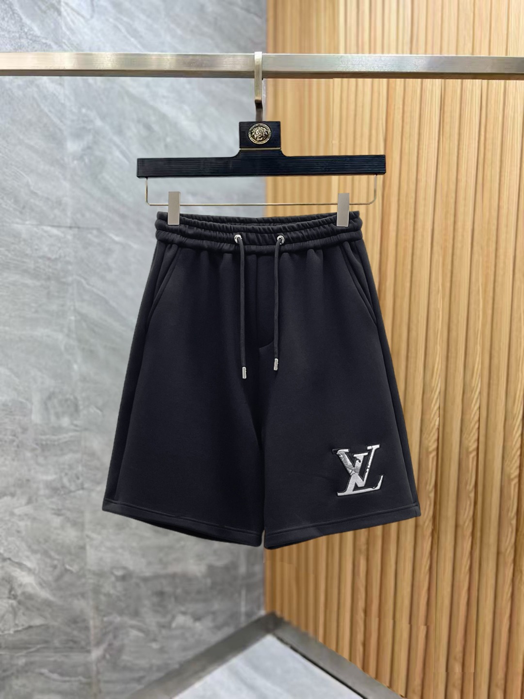 NO:876075,Lv 2026 summer new original counter casual shorts, luxury classic brand original LOGO accessories, counter best-selling style, very comfortable to wear, low-key yet luxurious, very classy to wear. Needless to say, the trousers style and tailoring. The upper body is exquisite and high-end, first-class and top-quality materials. Really palace-level casual pants. The cotton of Türkiye is of outstanding quality. After heavy washing, the pants are very soft!  Don't be picky. The upper body is absolutely stylish and extremely luxurious. Please quote your height and weight when ordering sizes M-3XL.,,louis vuitton,shorts,19860909Lv 2026夏季新款原单专柜休闲短裤,奢华经典品牌原版LOGO配饰 专柜热销款 身穿着非常舒适 低调不失奢华 穿出去非常有档次 裤型款式和裁剪亦无需多言 上身精致跃然高档一等一顶级质料 真正殿堂级的休闲裤 选用土耳其的棉花品质卓然,经过重水洗使得裤子很柔软！不挑人 上身绝对的有型 极度奢华. 尺码M-3XL下单报身高体重.,,louis vuitton,shorts,,Men's clothing